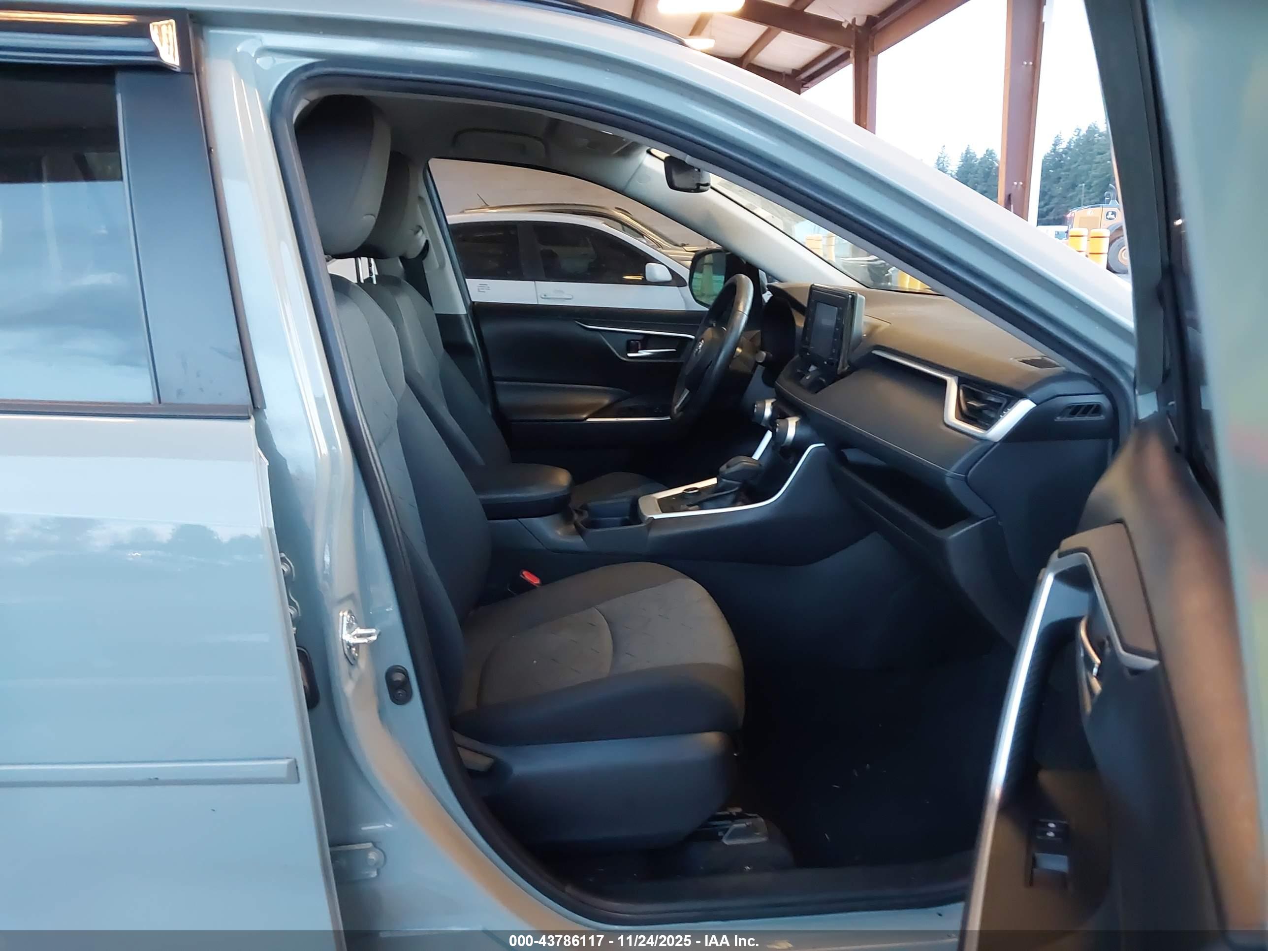 TOYOTA RAV4 image 5