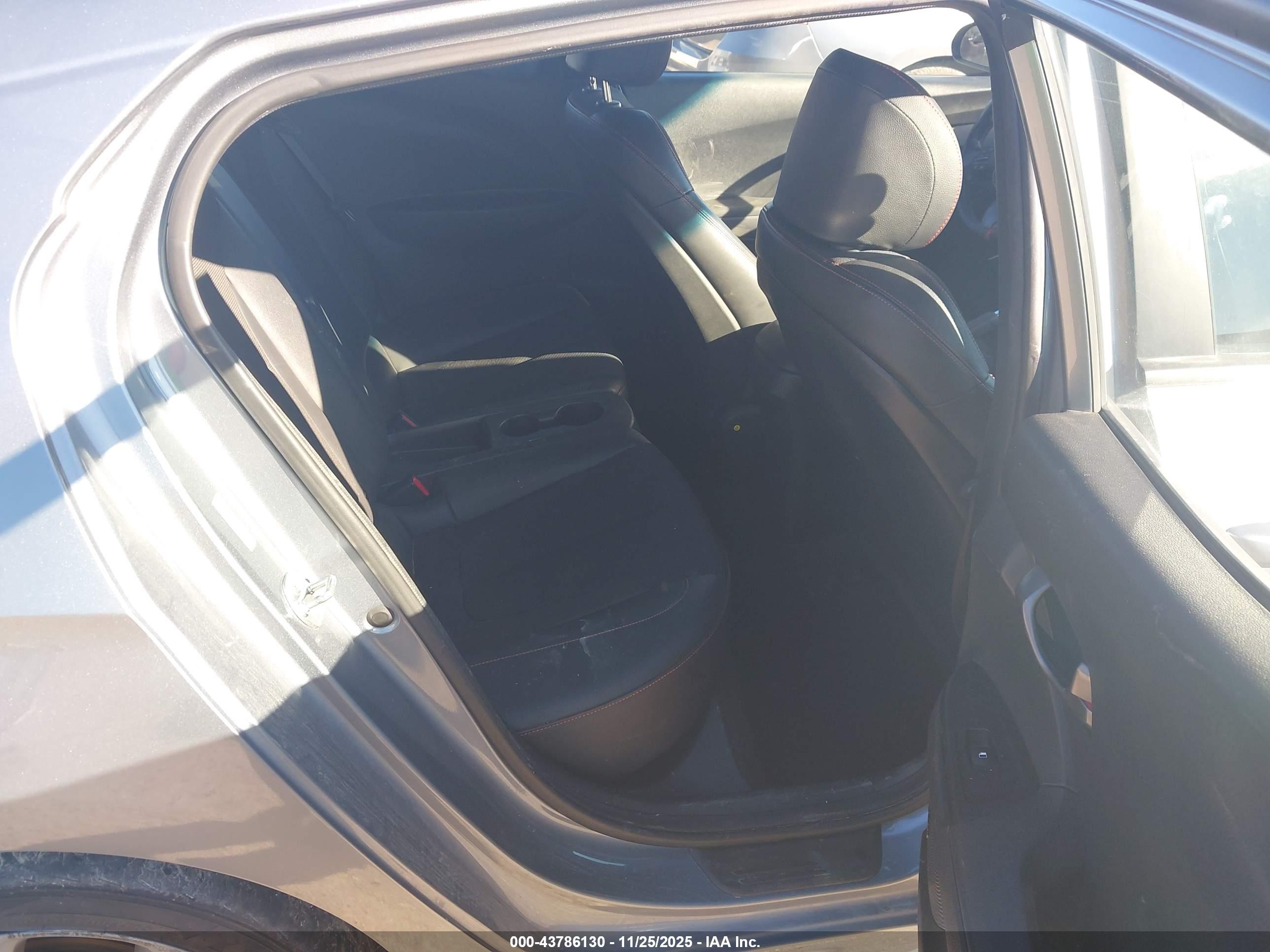 HYUNDAI VELOSTER image 8