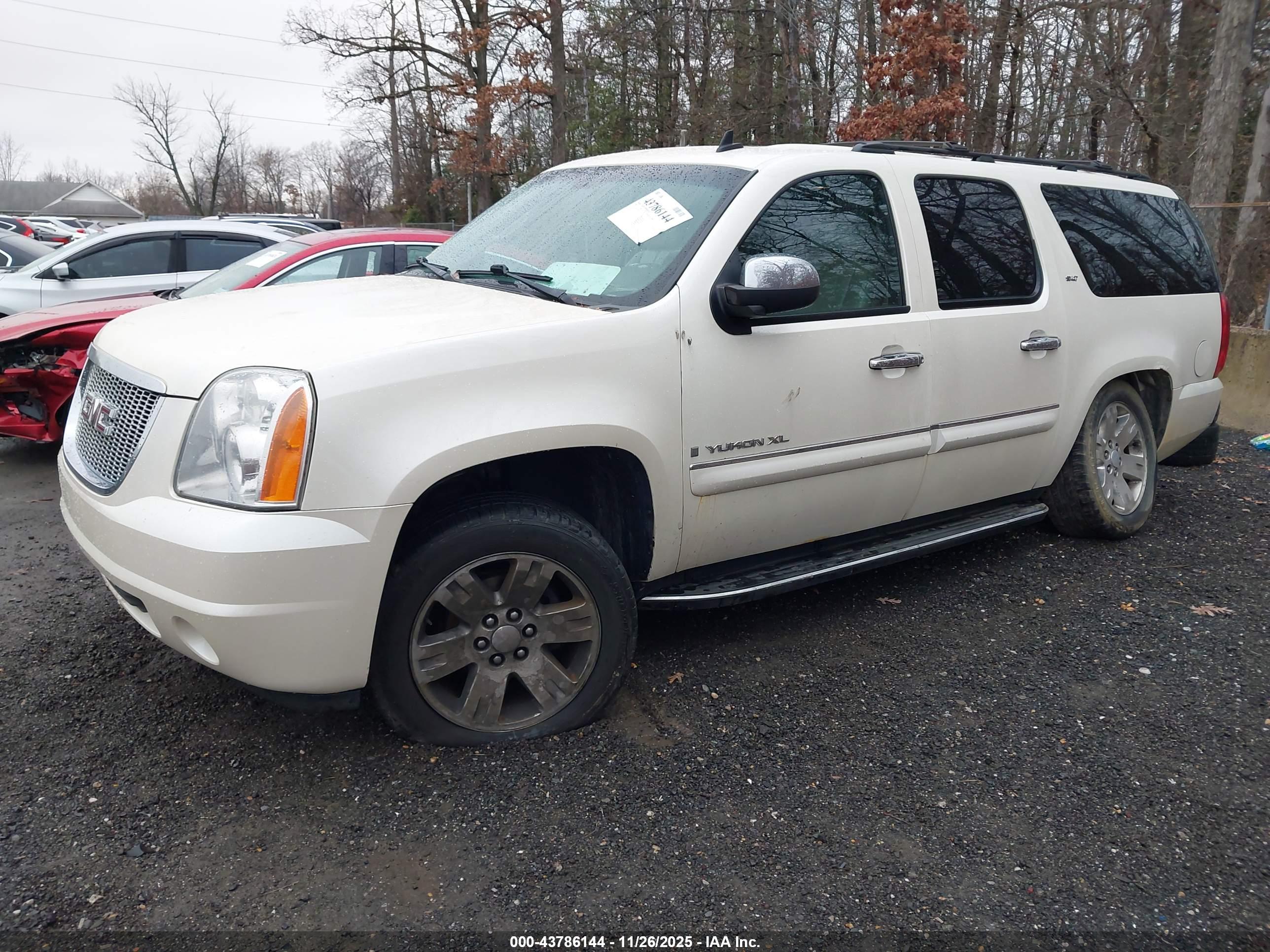GMC YUKON image 2