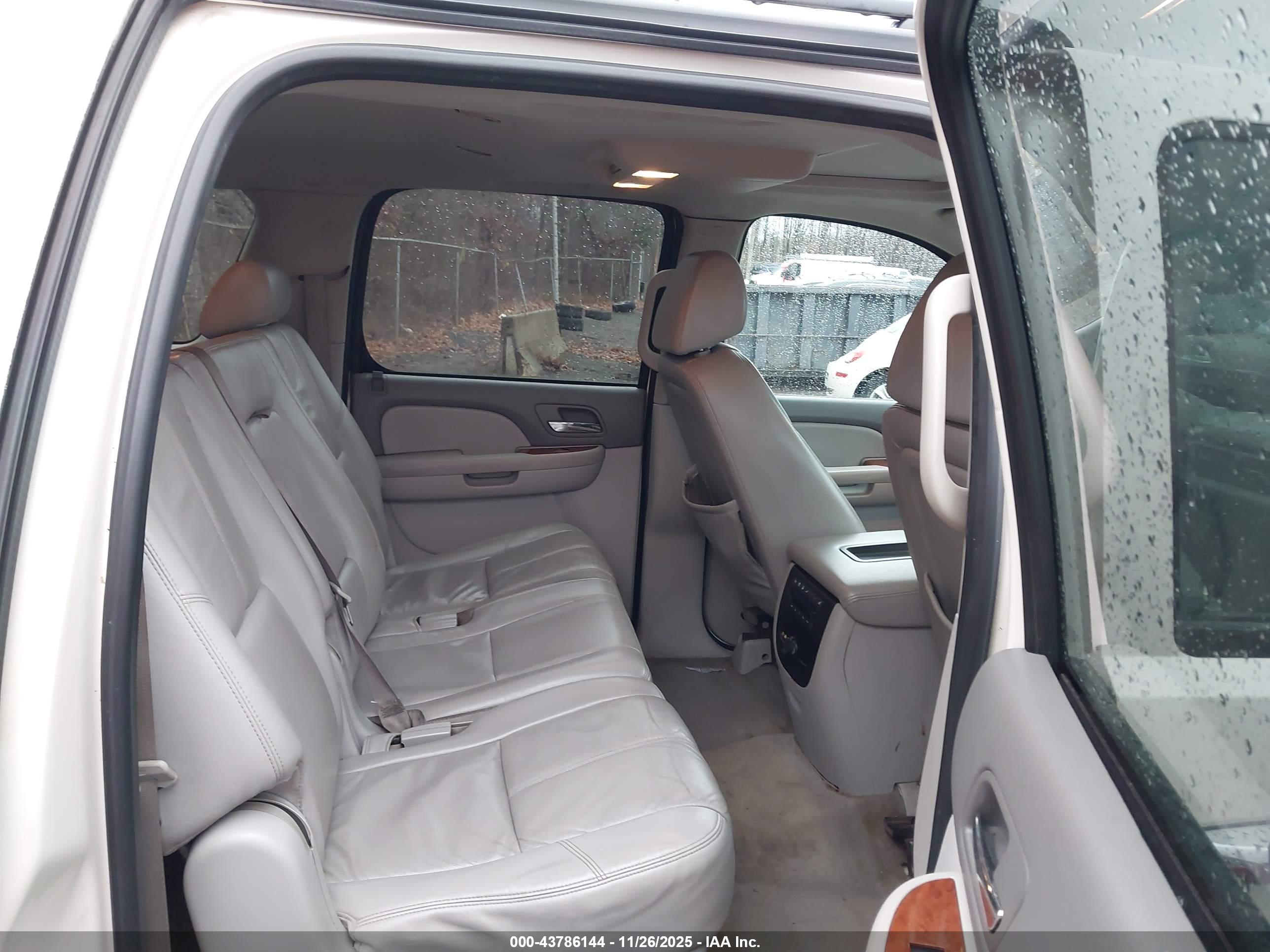 GMC YUKON image 8