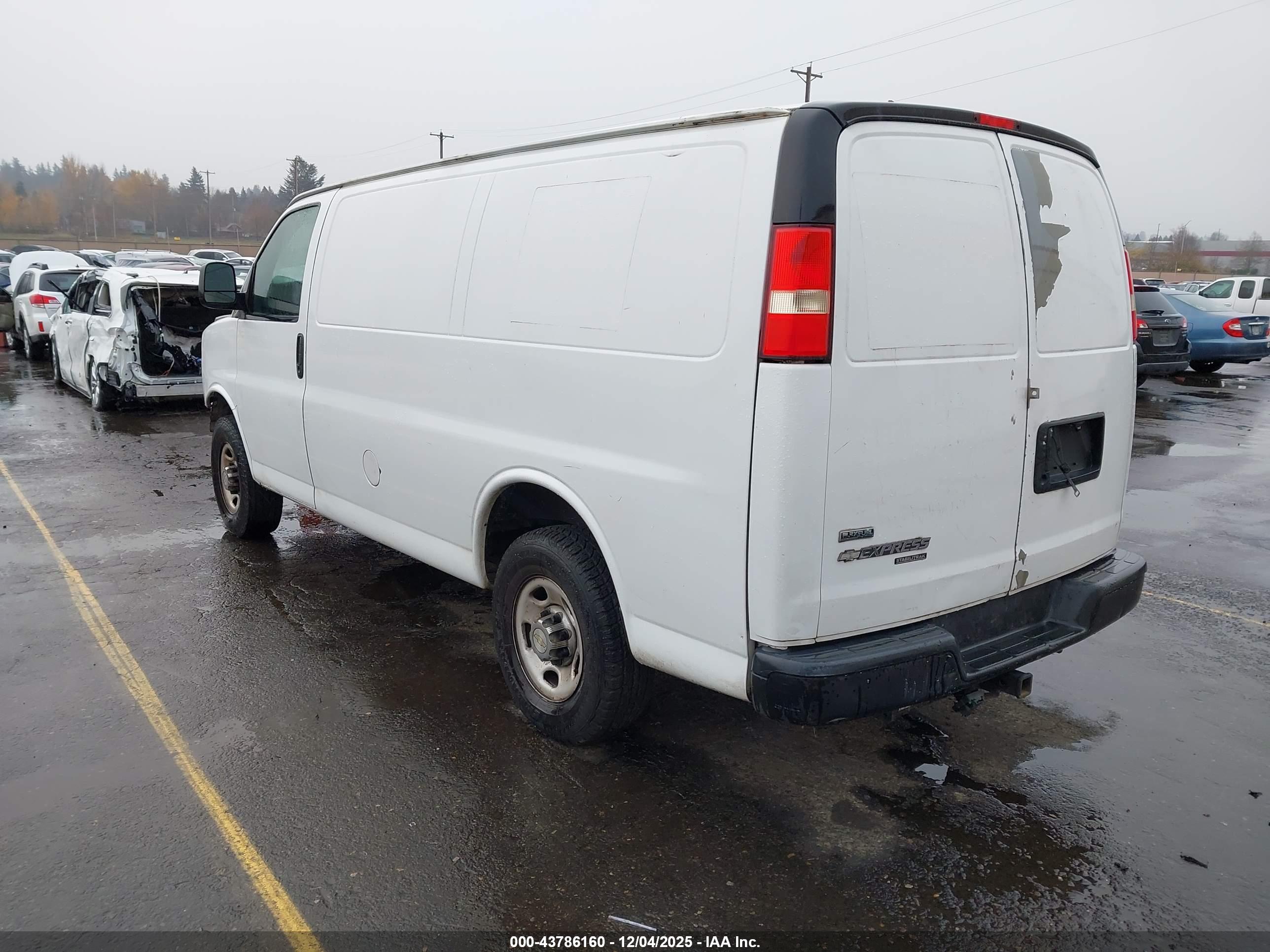 CHEVROLET EXPRESS image 3