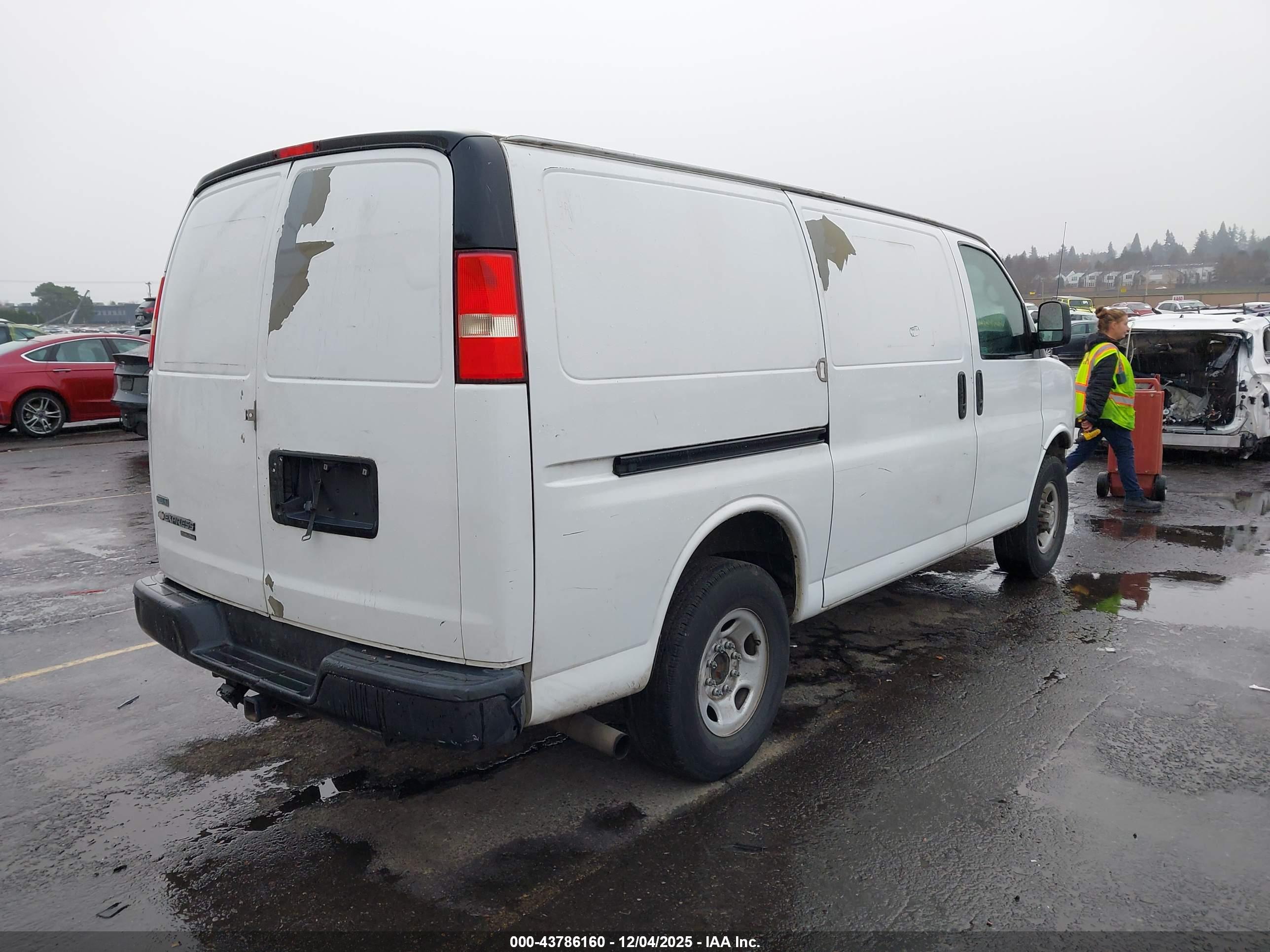 CHEVROLET EXPRESS image 4
