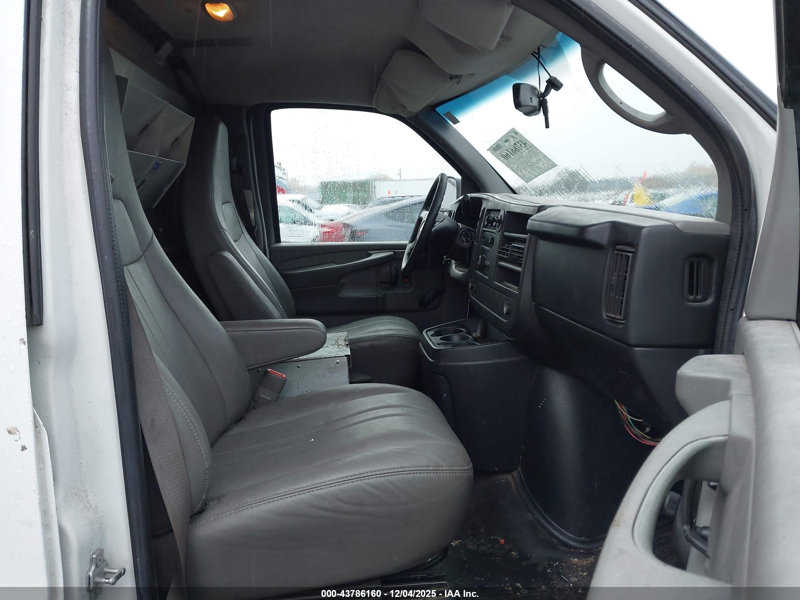 CHEVROLET EXPRESS image 5