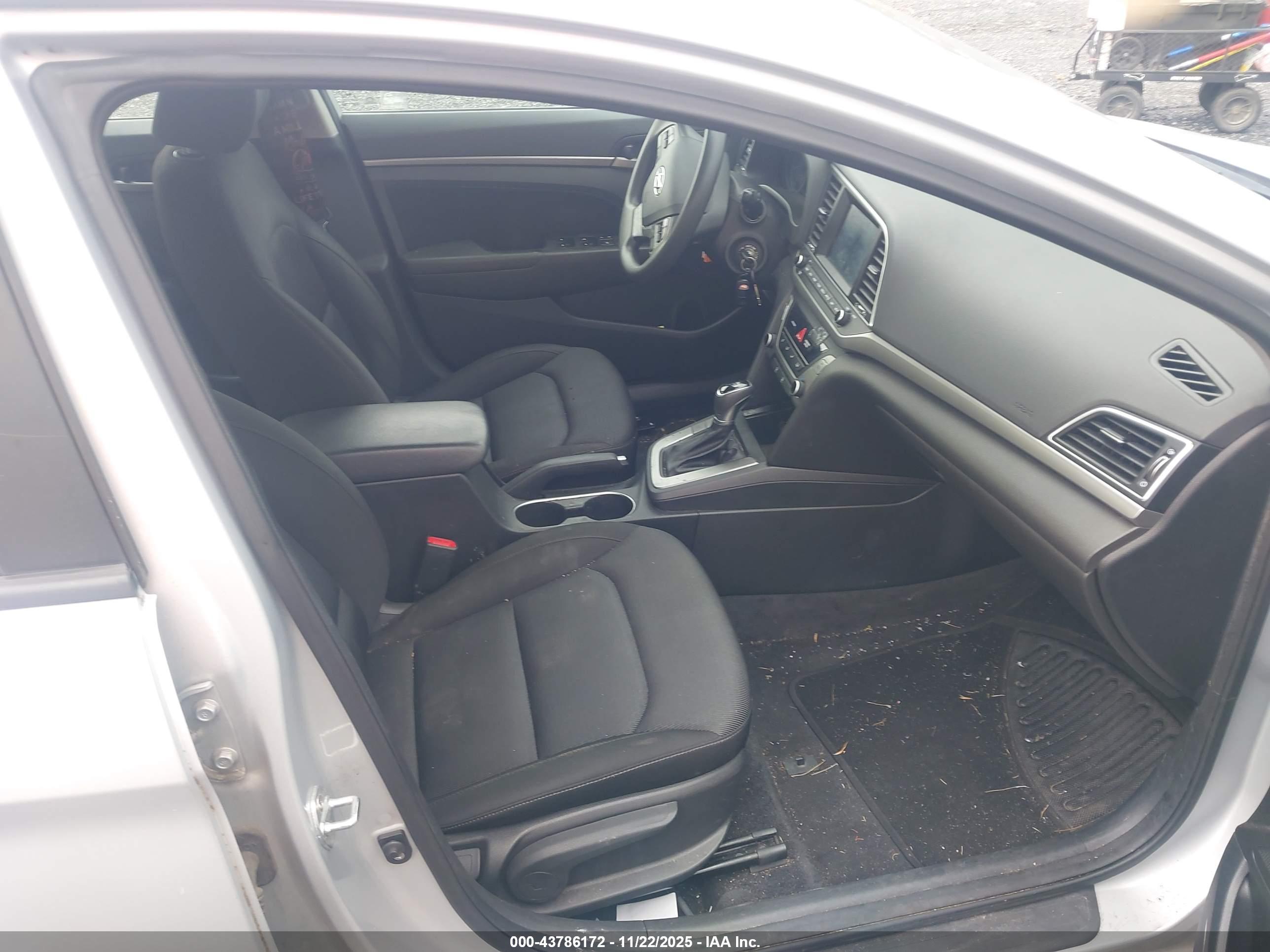 HYUNDAI ELANTRA image 5