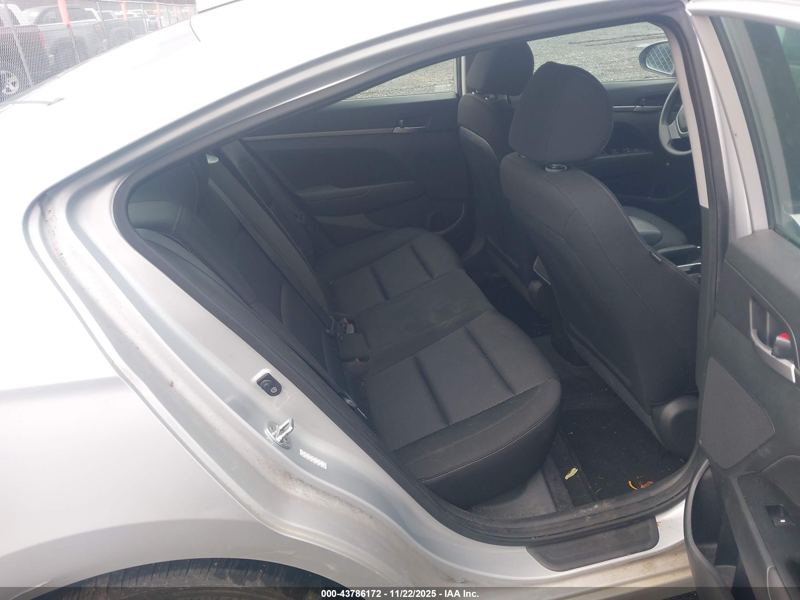 HYUNDAI ELANTRA image 8