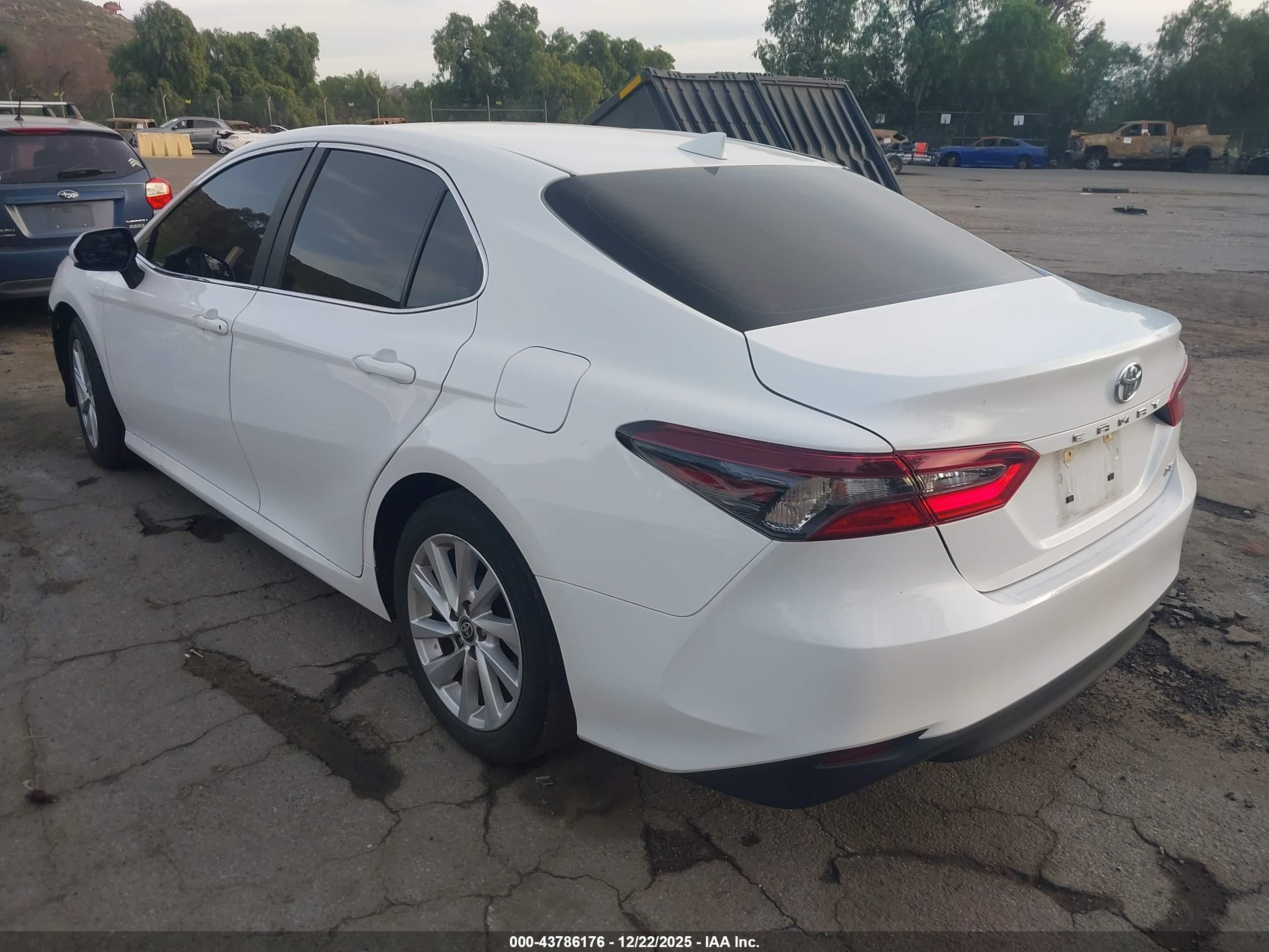 TOYOTA CAMRY image 3