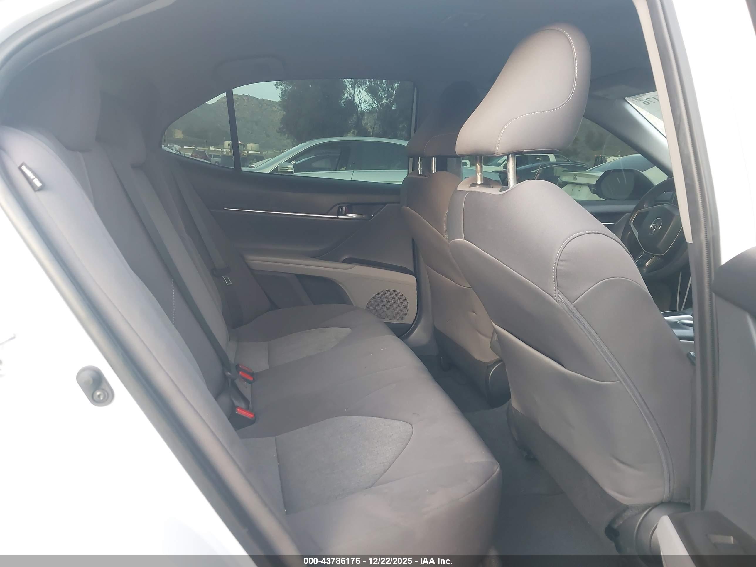 TOYOTA CAMRY image 8