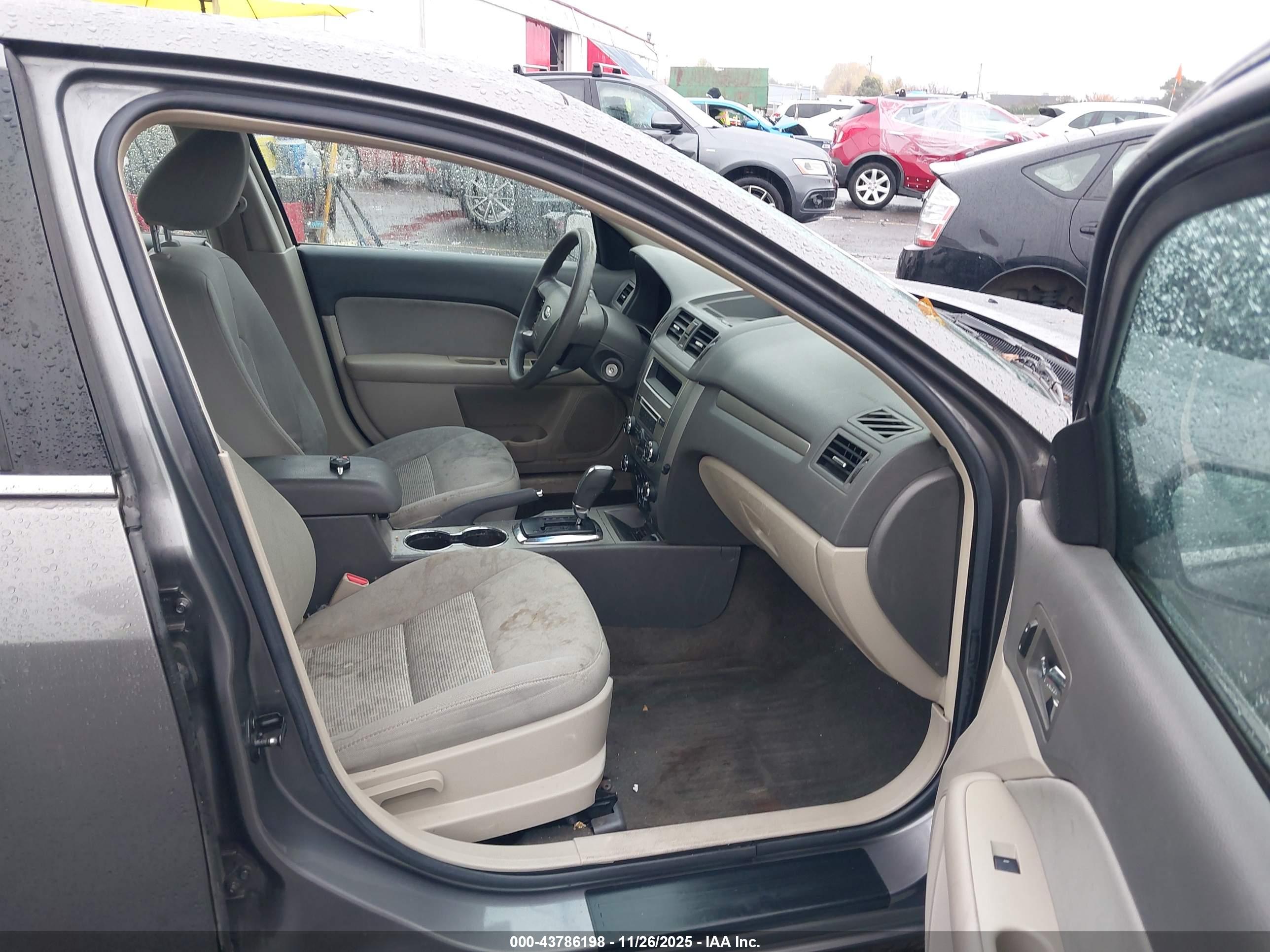 FORD FUSION image 5