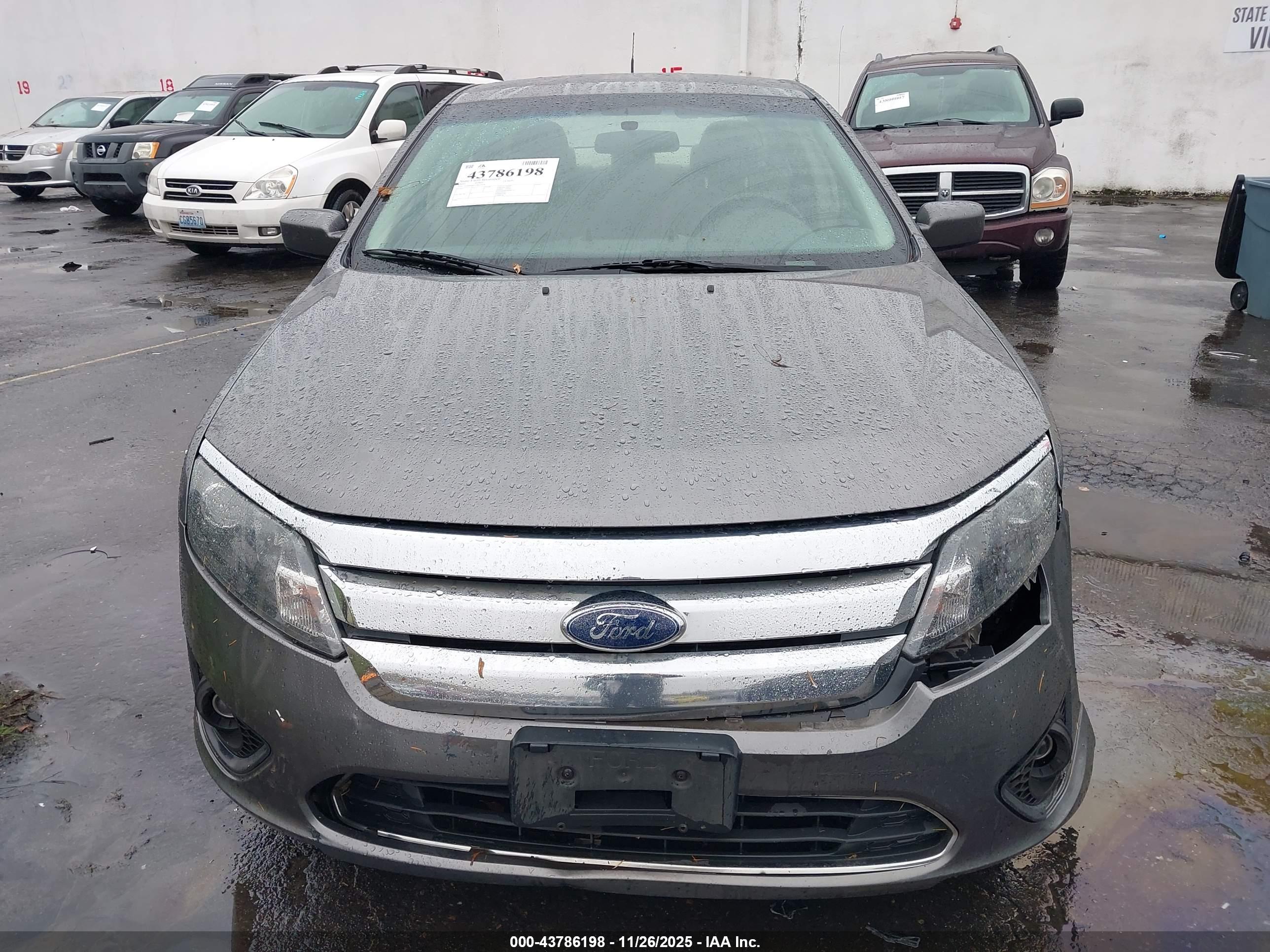 FORD FUSION image 6