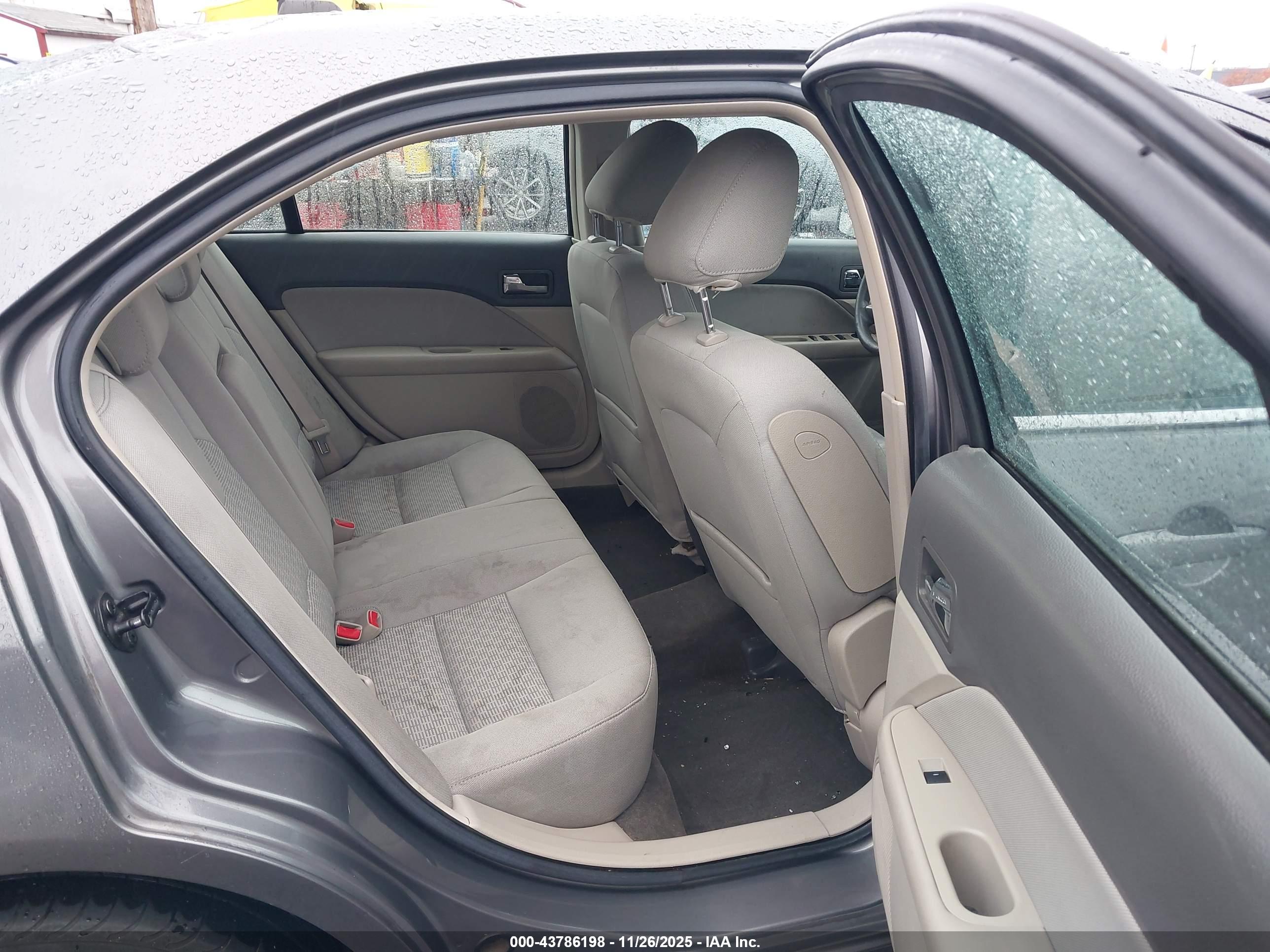 FORD FUSION image 8