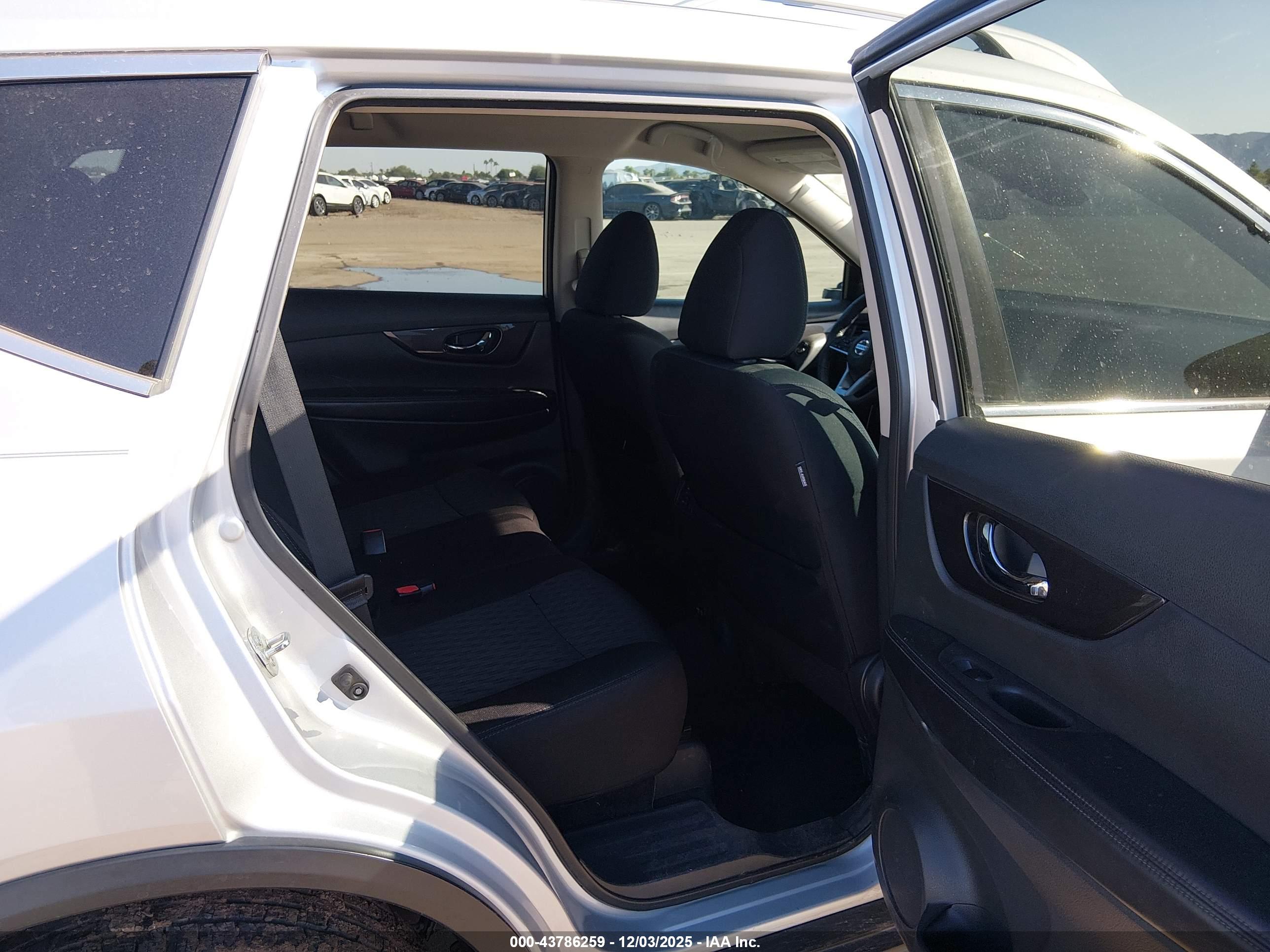 NISSAN ROGUE image 8