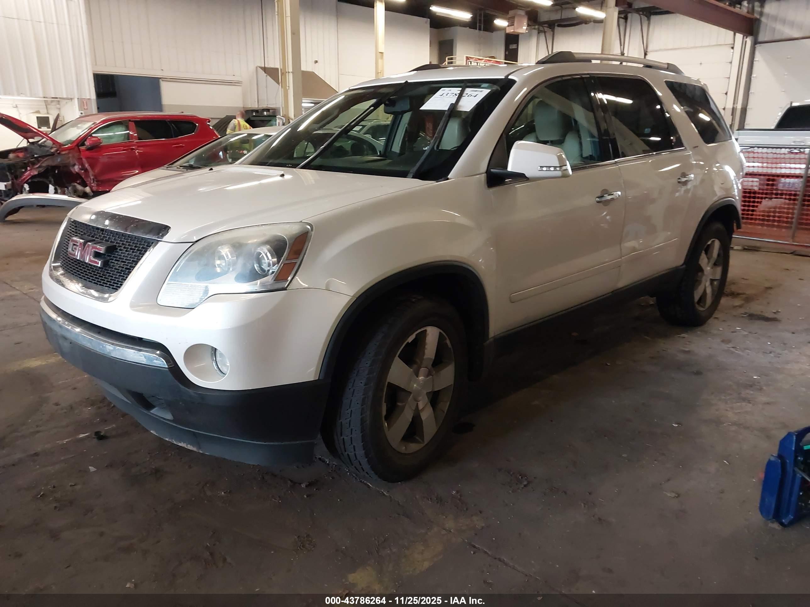 GMC ACADIA image 2