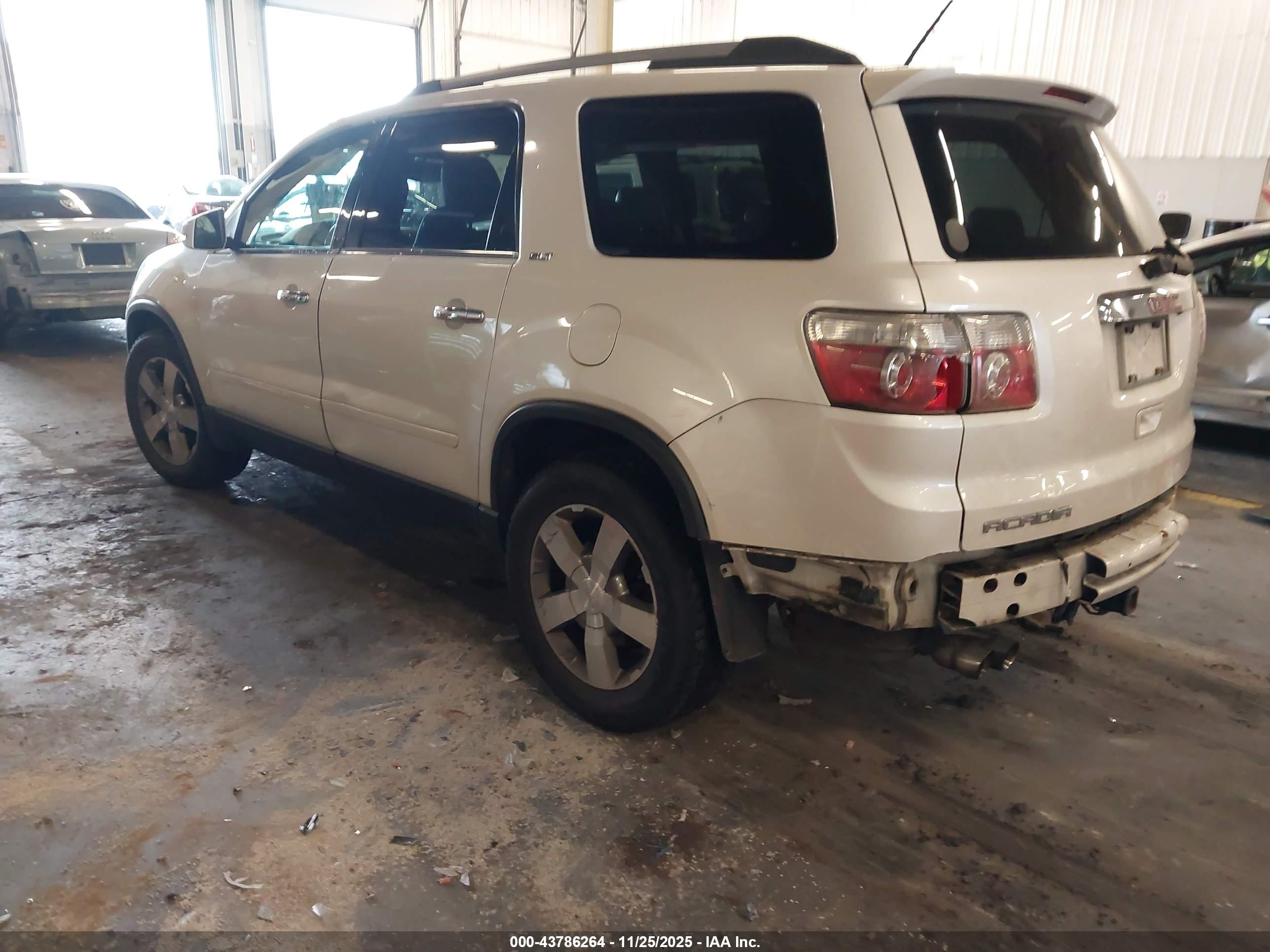 GMC ACADIA image 3