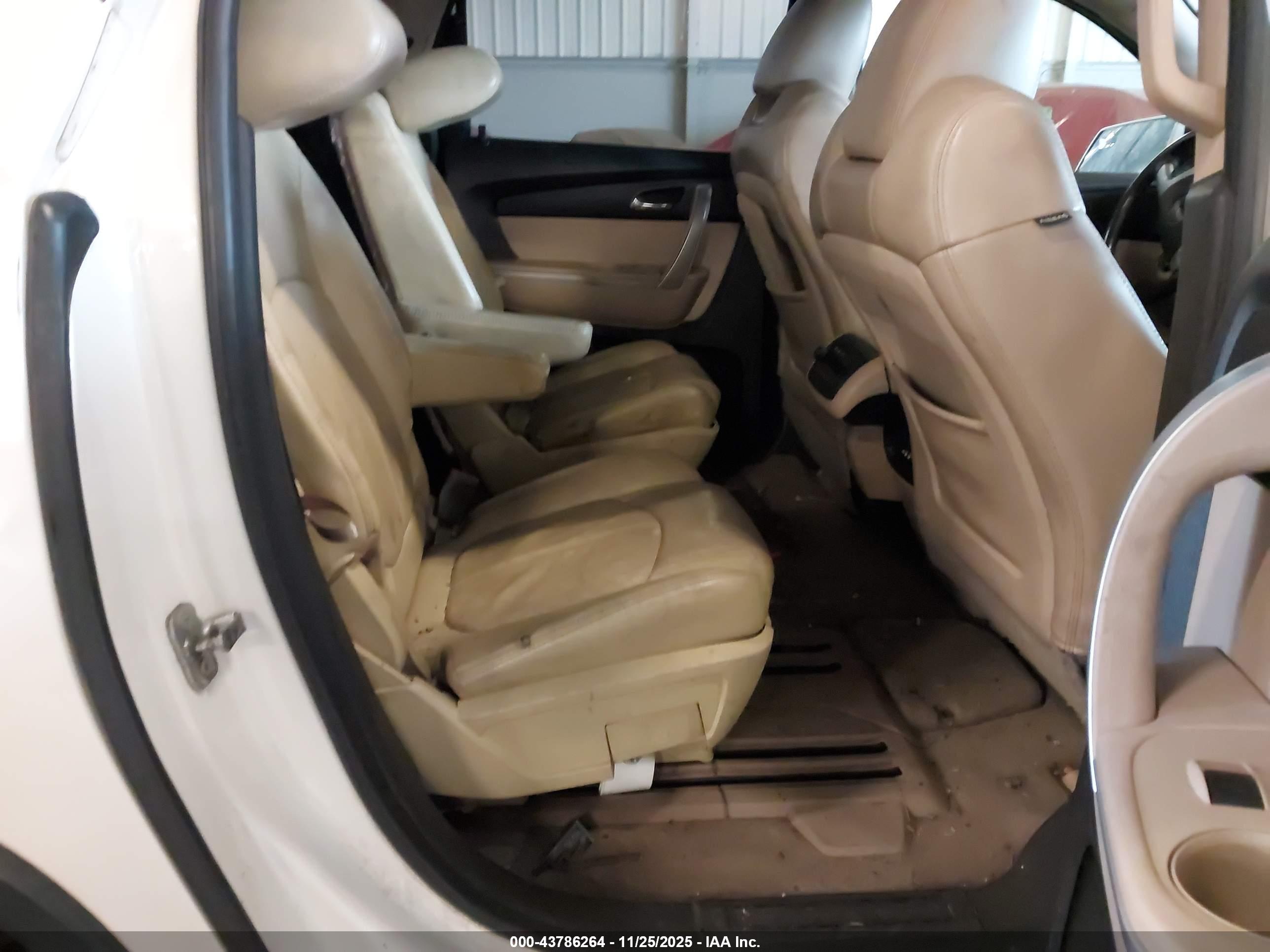 GMC ACADIA image 8