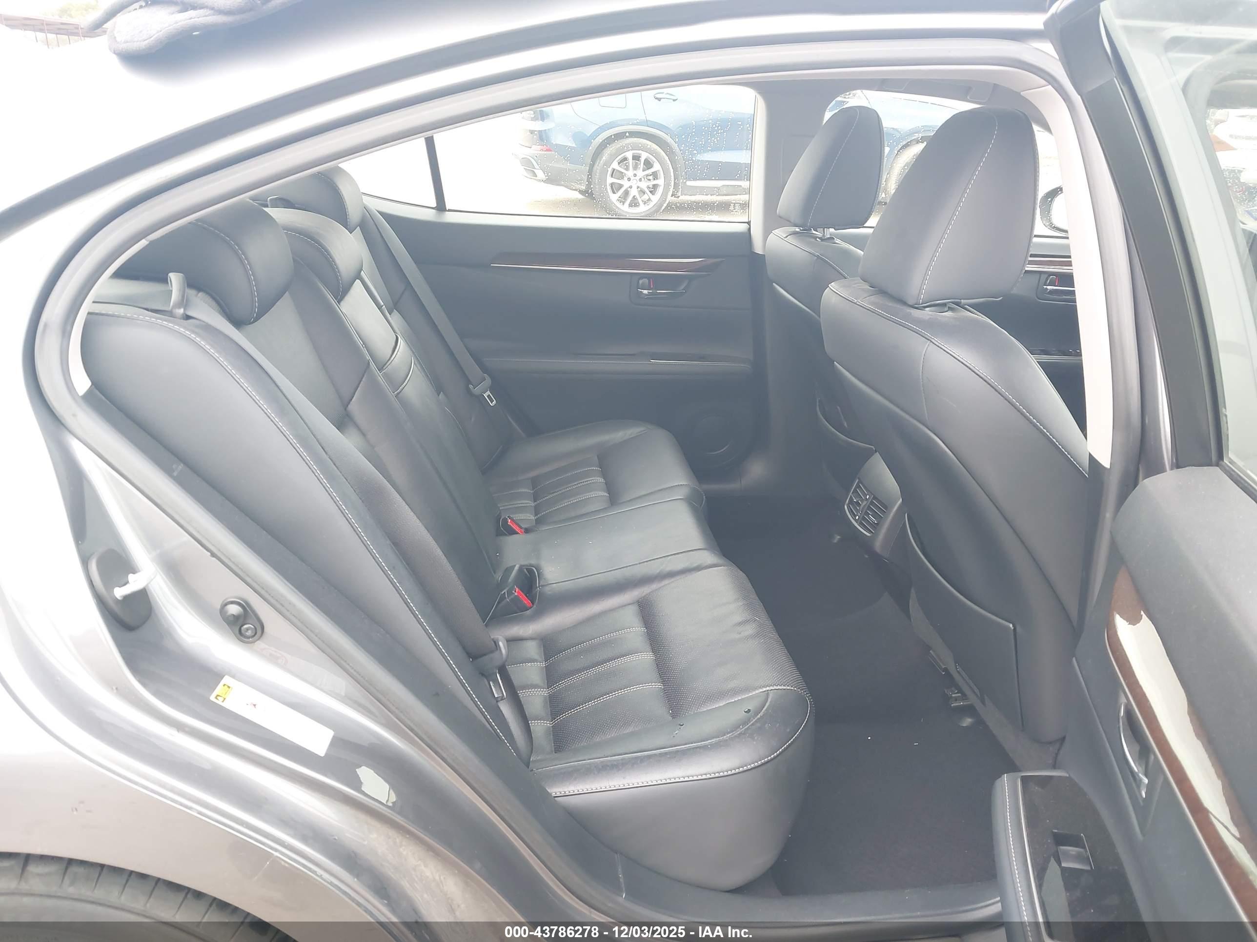 LEXUS ES image 8