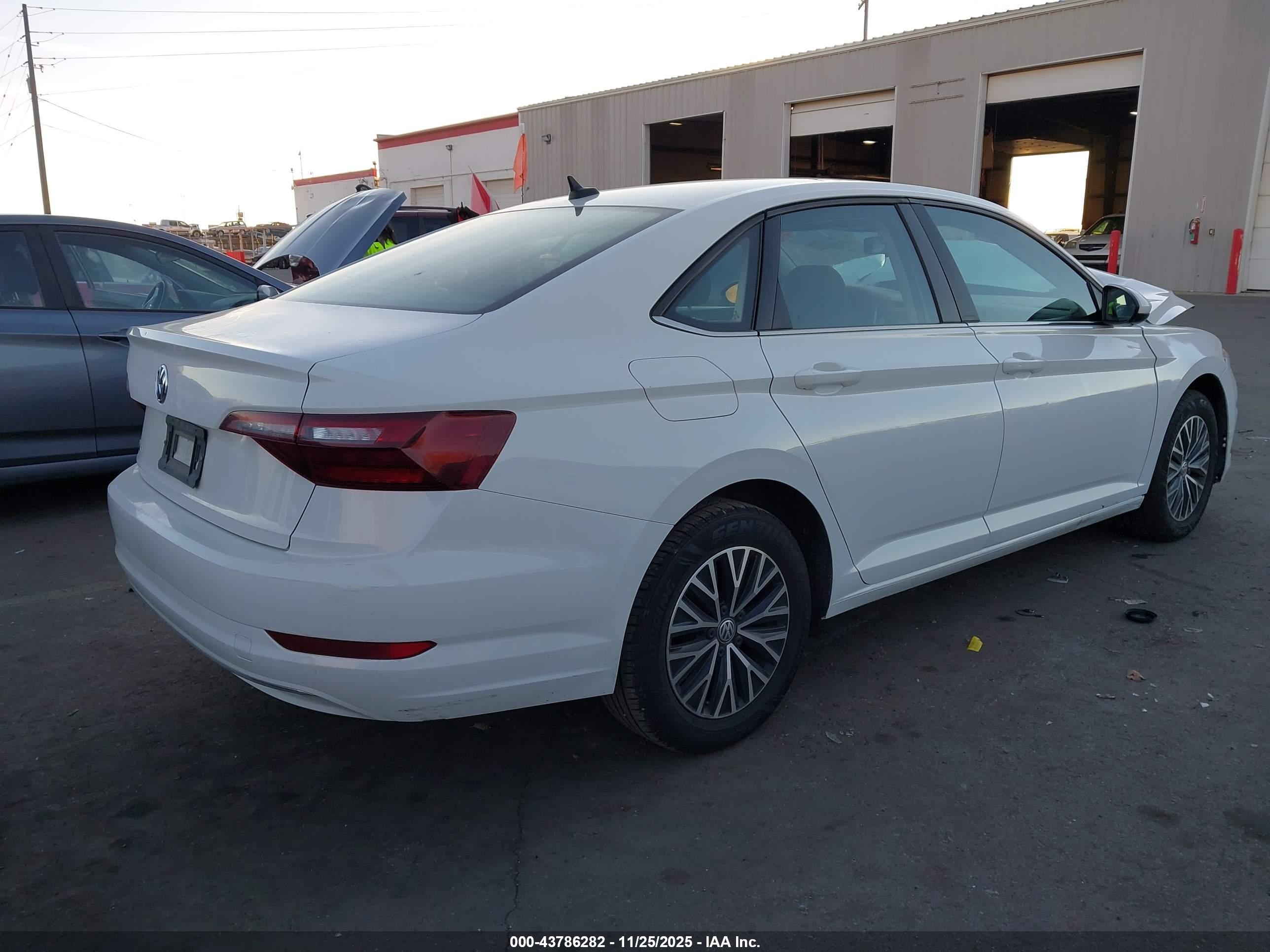 VOLKSWAGEN JETTA image 4