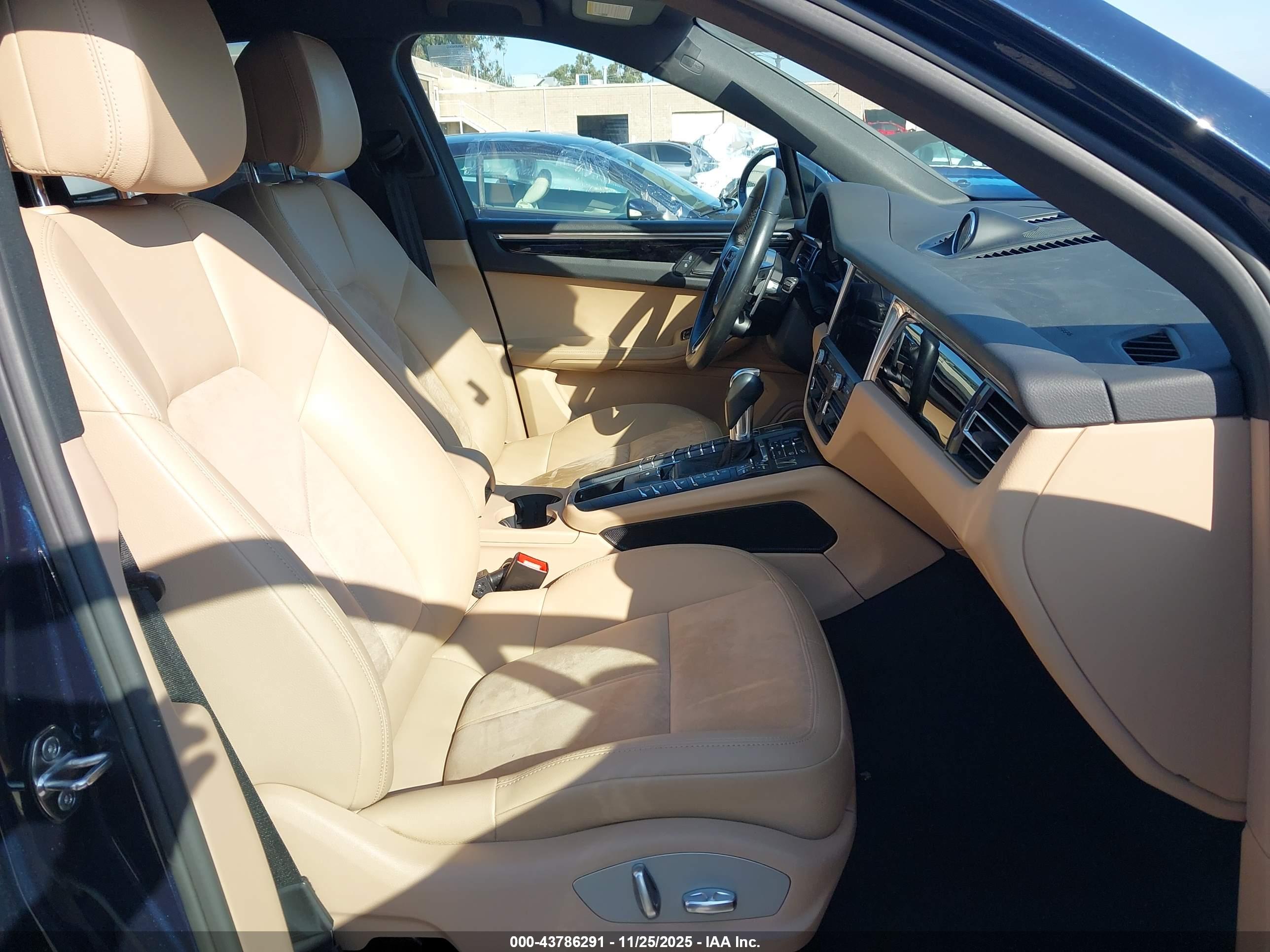 PORSCHE MACAN image 5