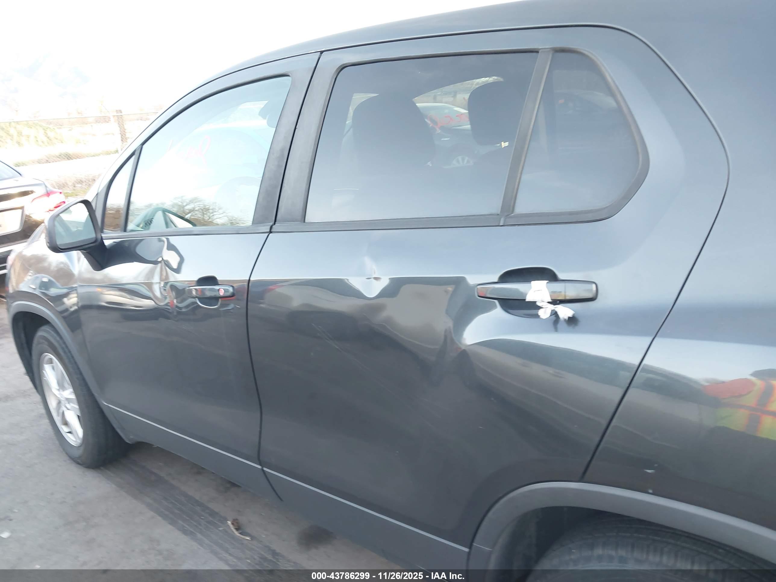 CHEVROLET TRAX image 6