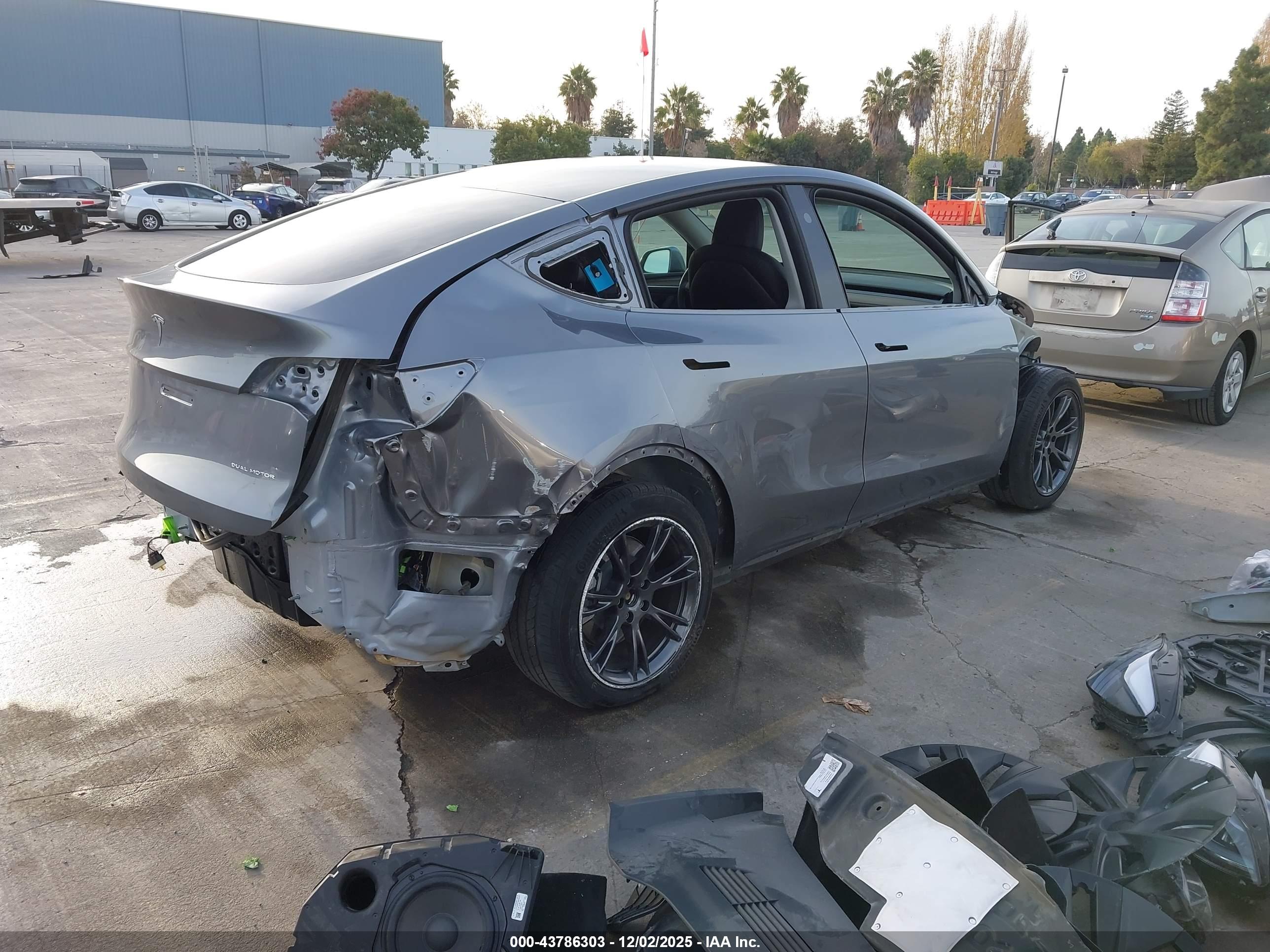 TESLA MODEL image 4