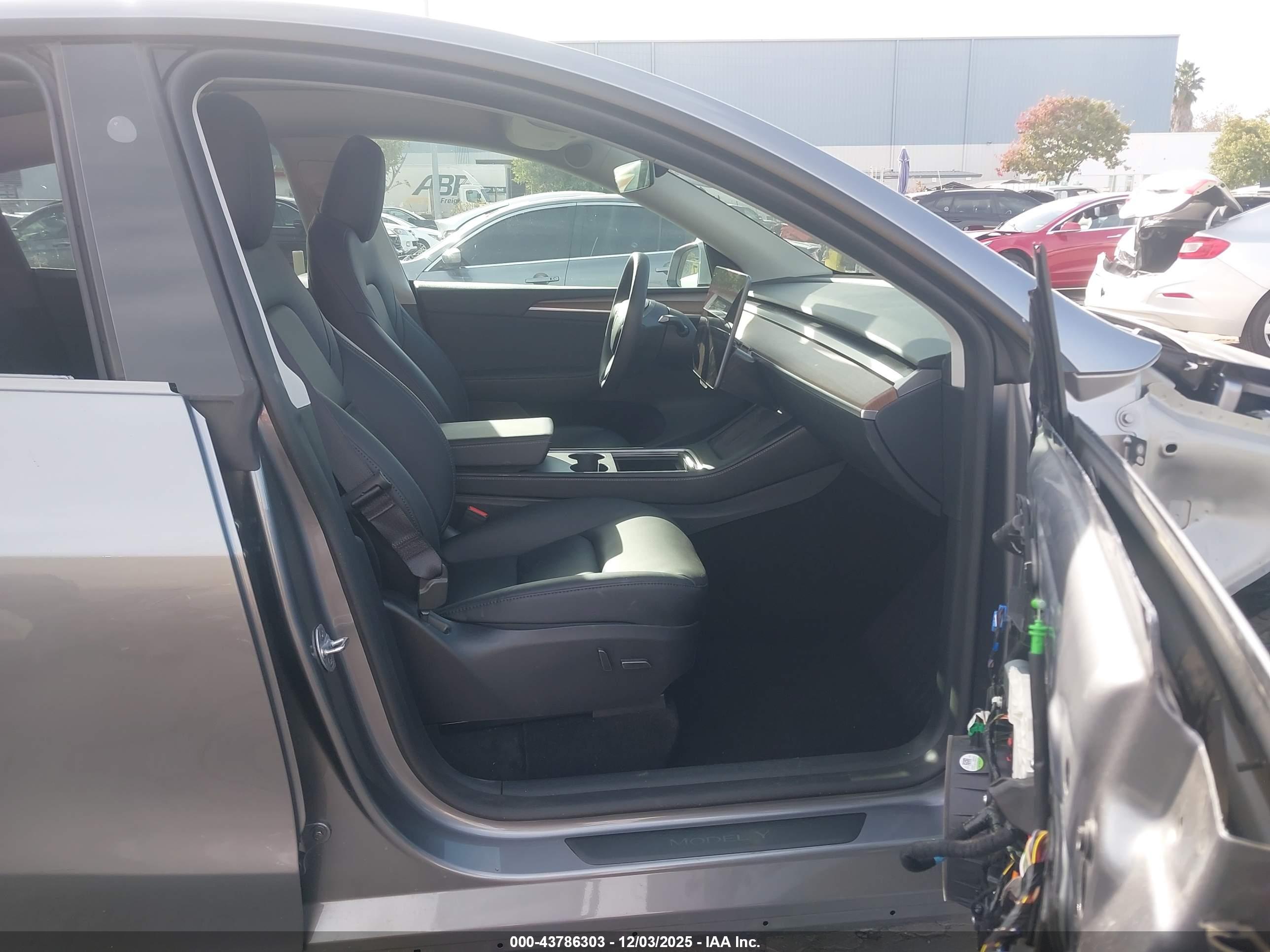 TESLA MODEL image 5