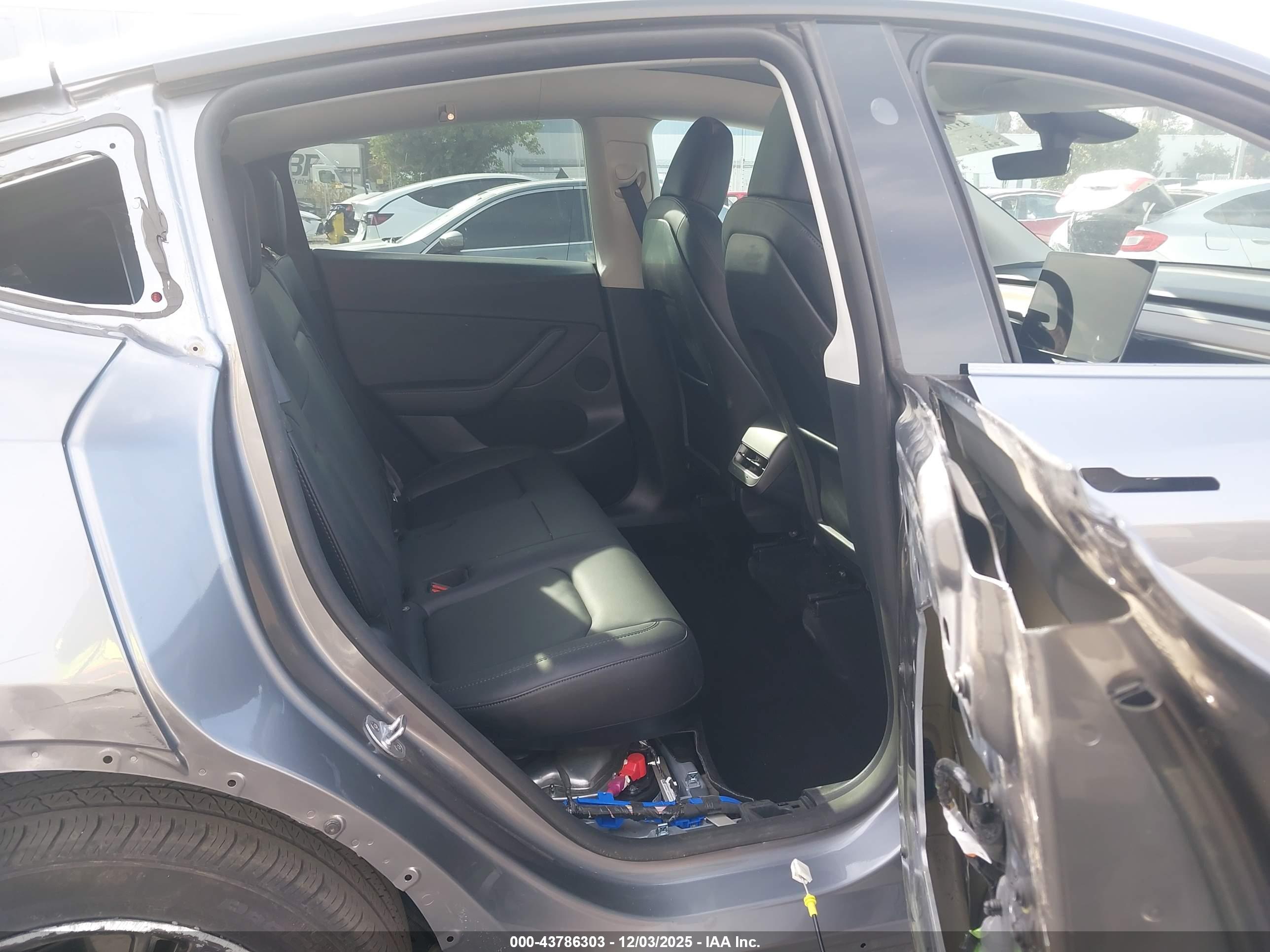 TESLA MODEL image 8