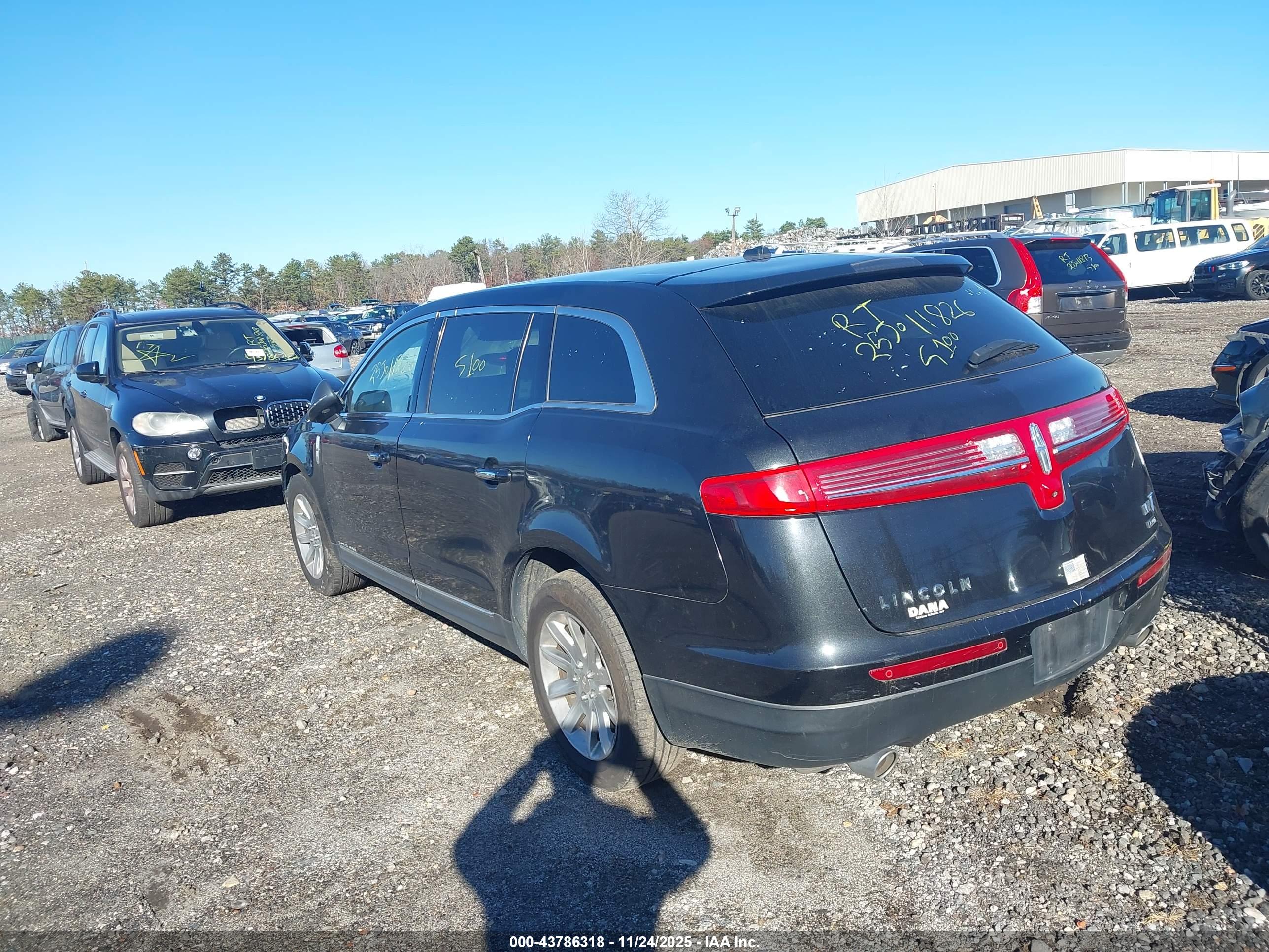 LINCOLN MKT image 3
