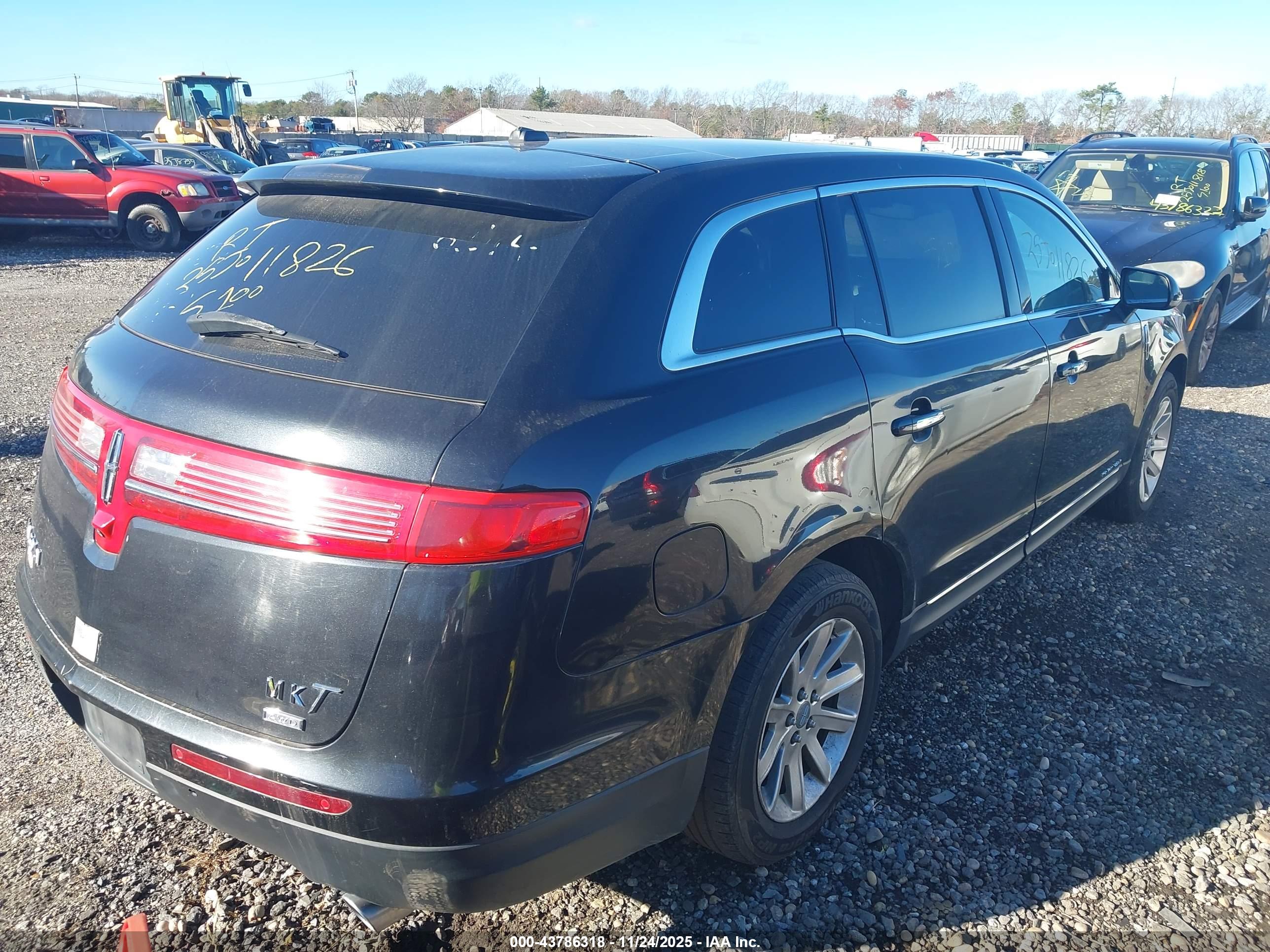 LINCOLN MKT image 4