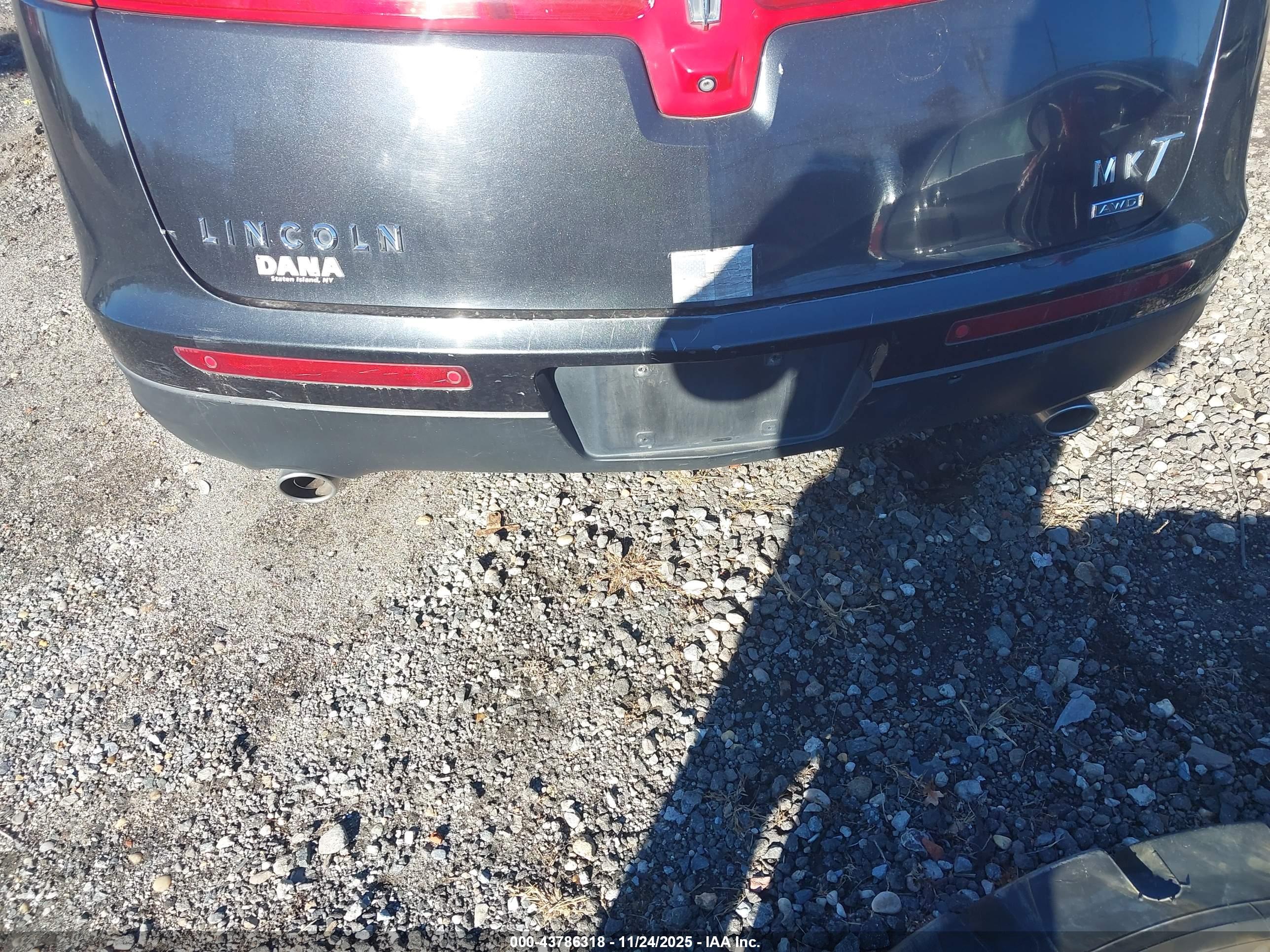 LINCOLN MKT image 6