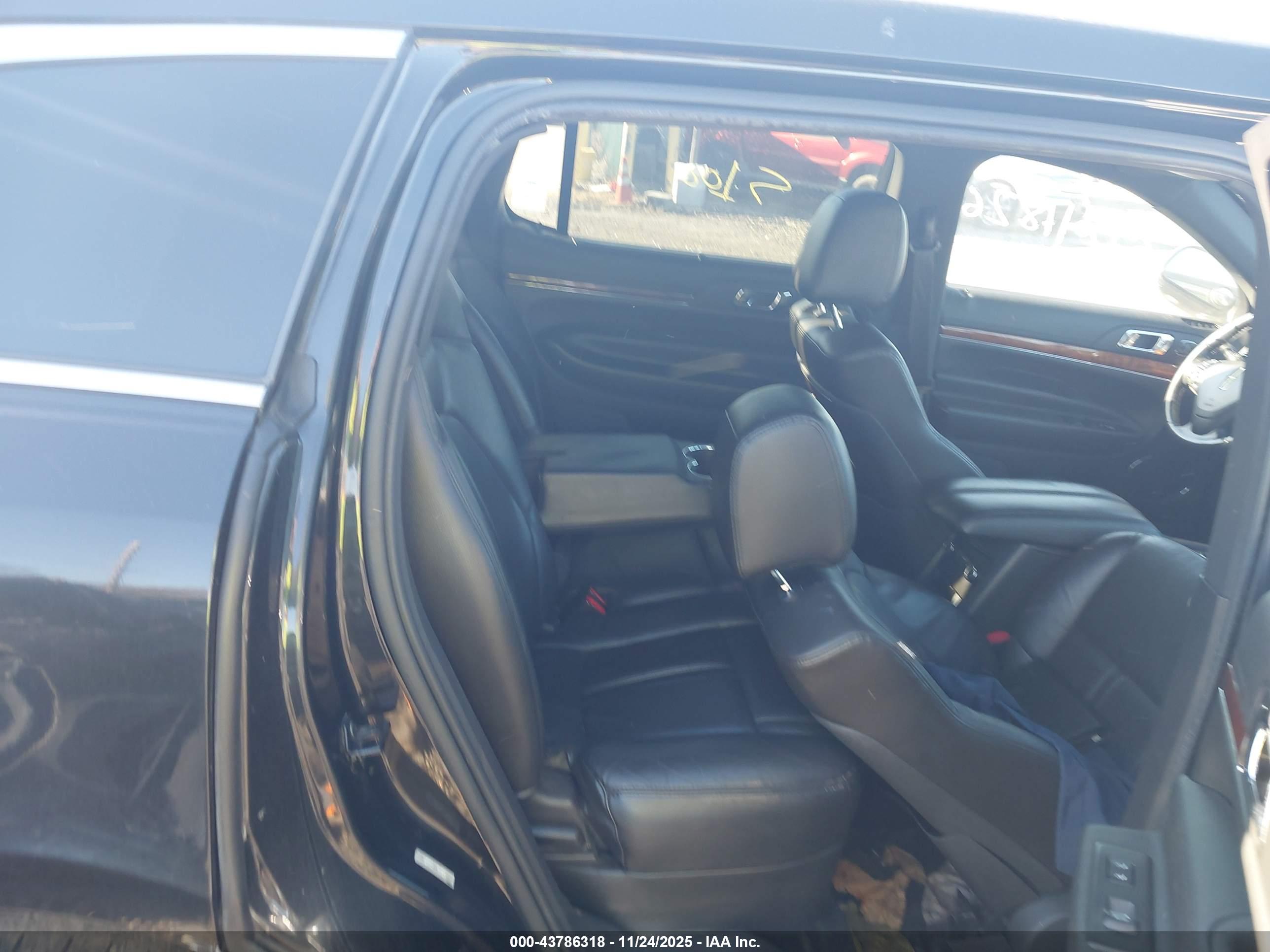 LINCOLN MKT image 8