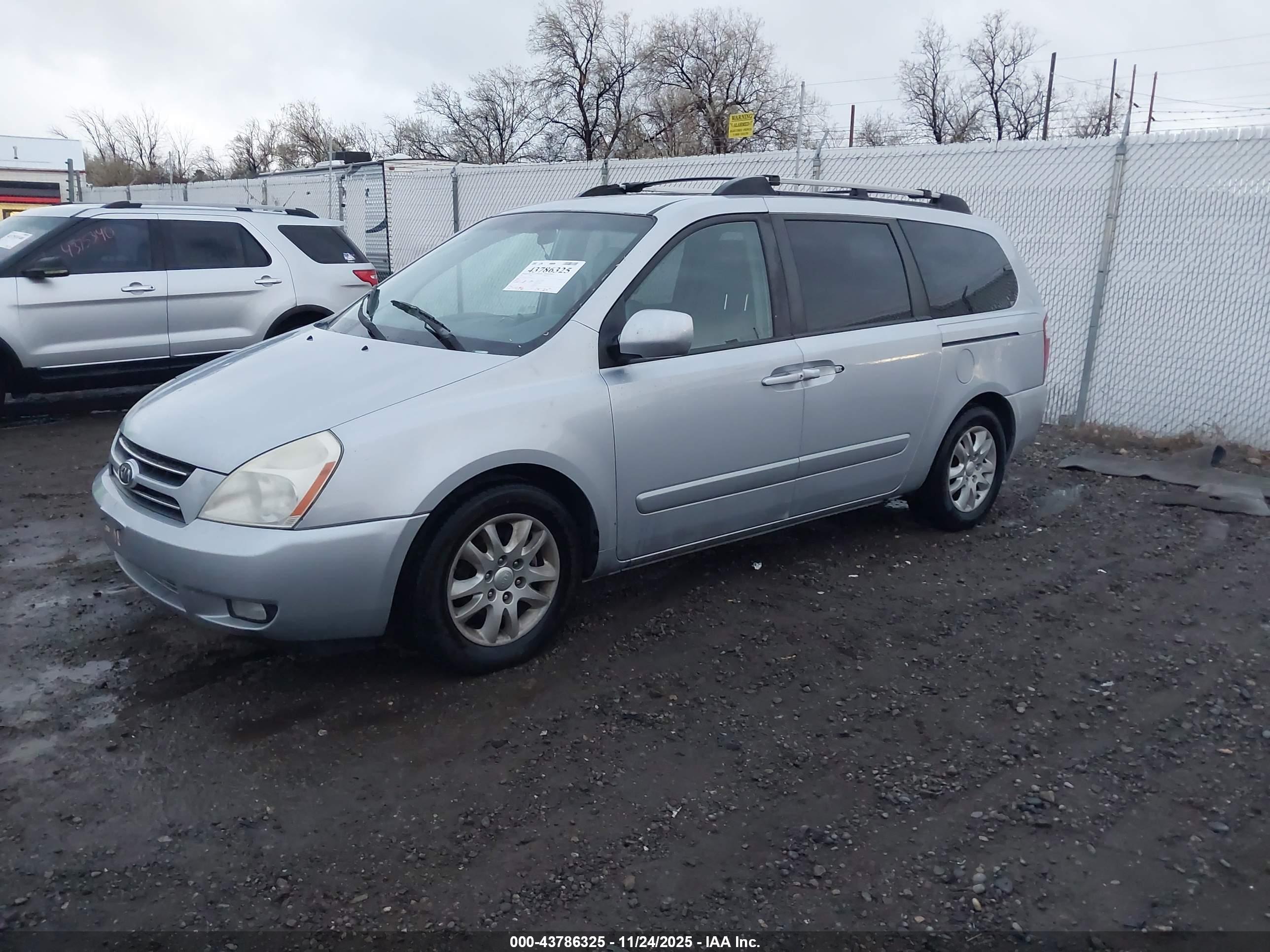 KIA SEDONA image 2