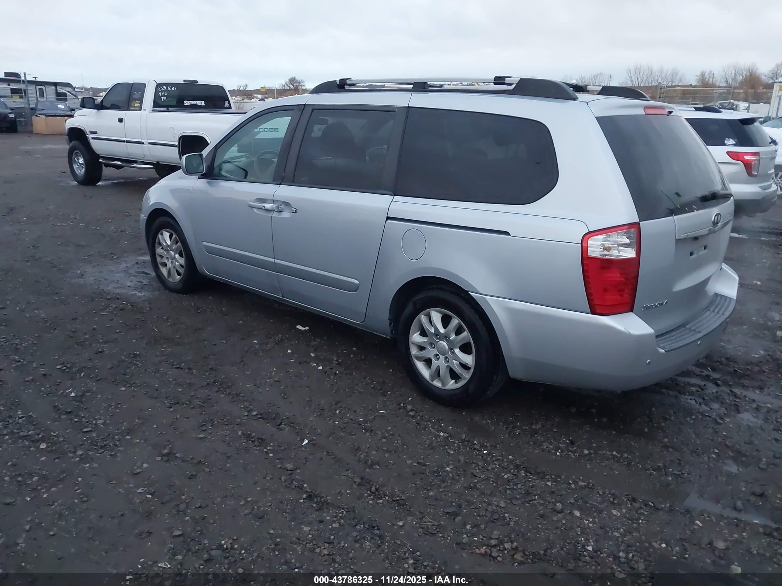 KIA SEDONA image 3