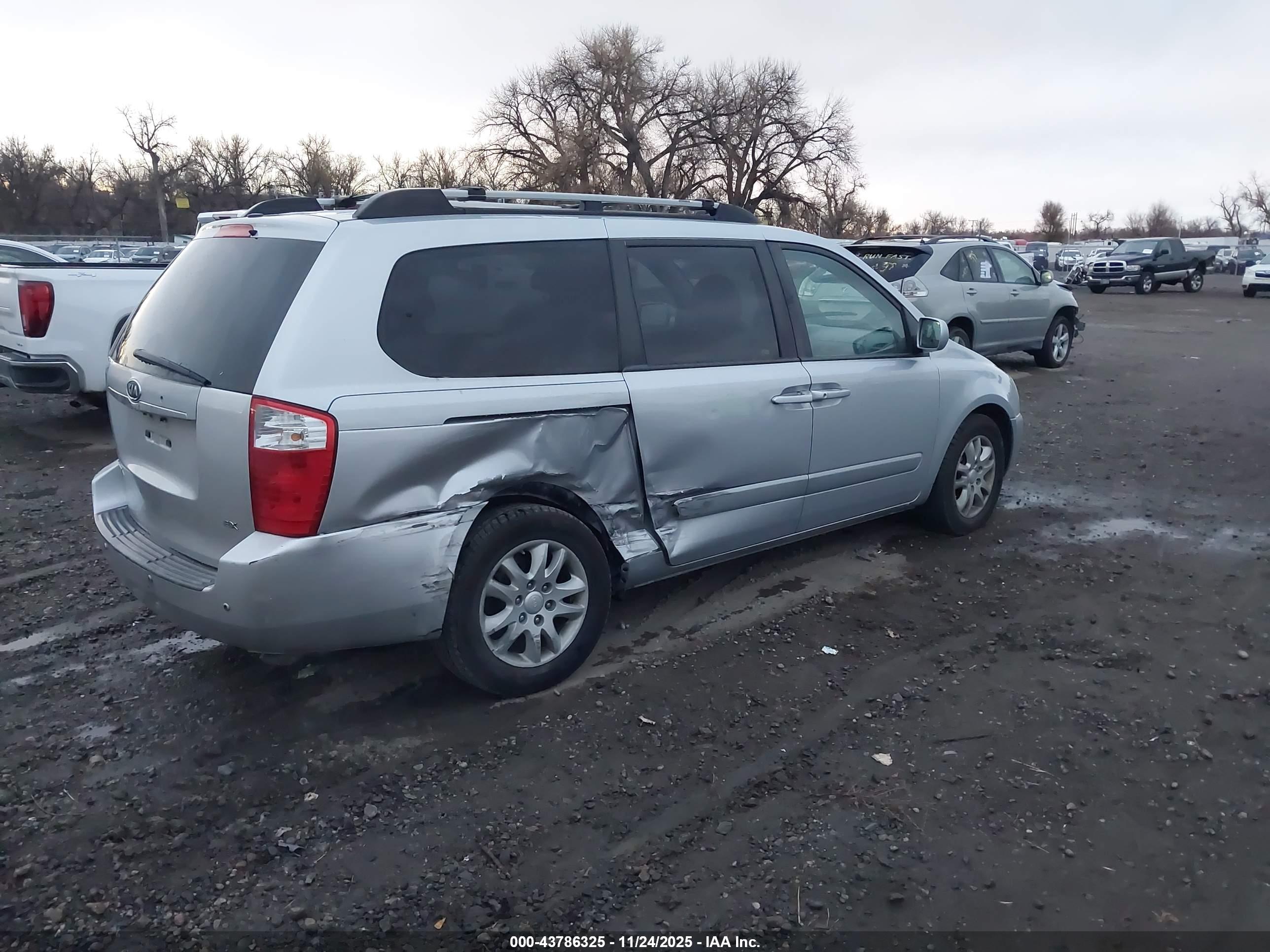 KIA SEDONA image 4