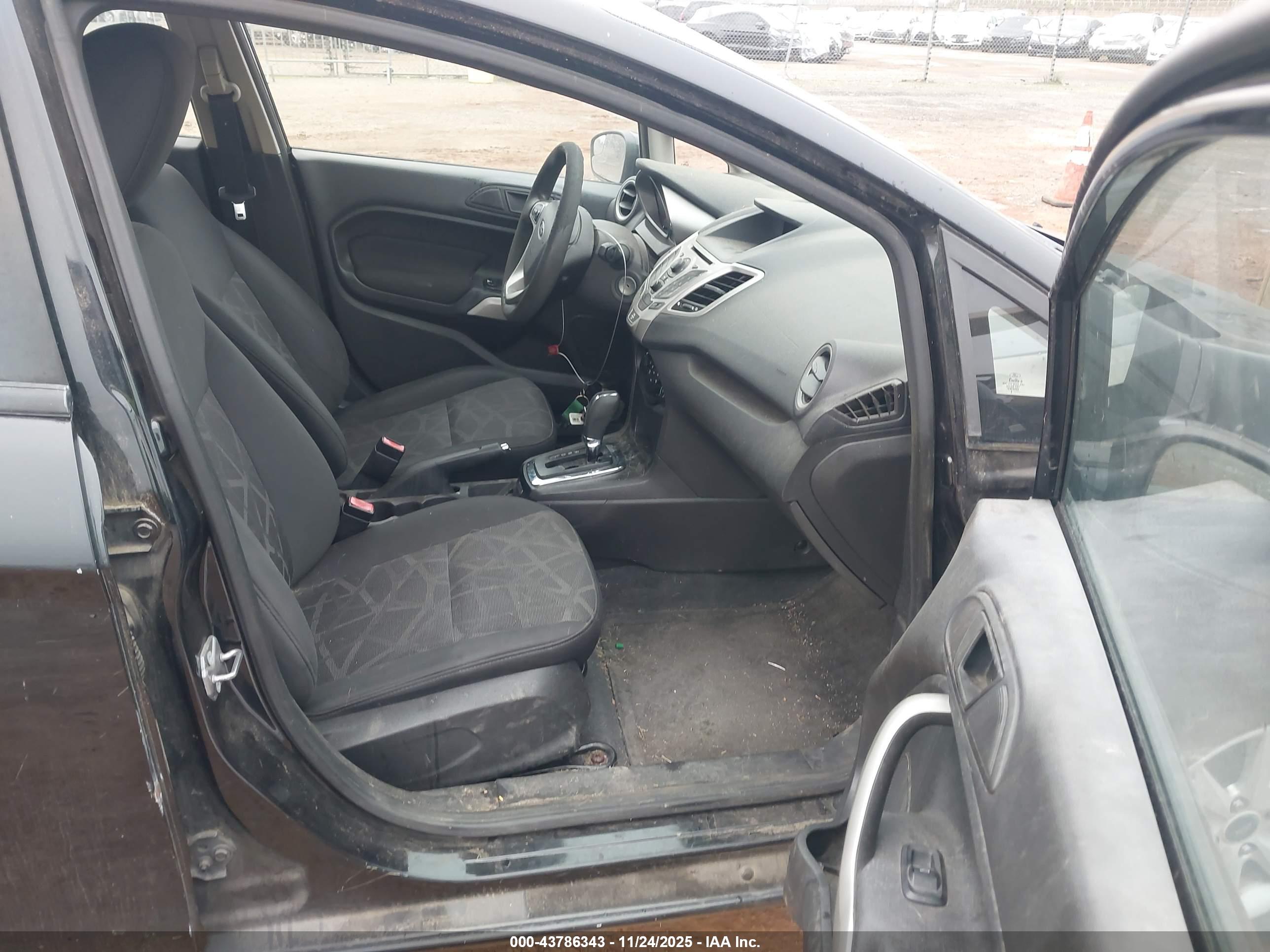 FORD FIESTA image 5