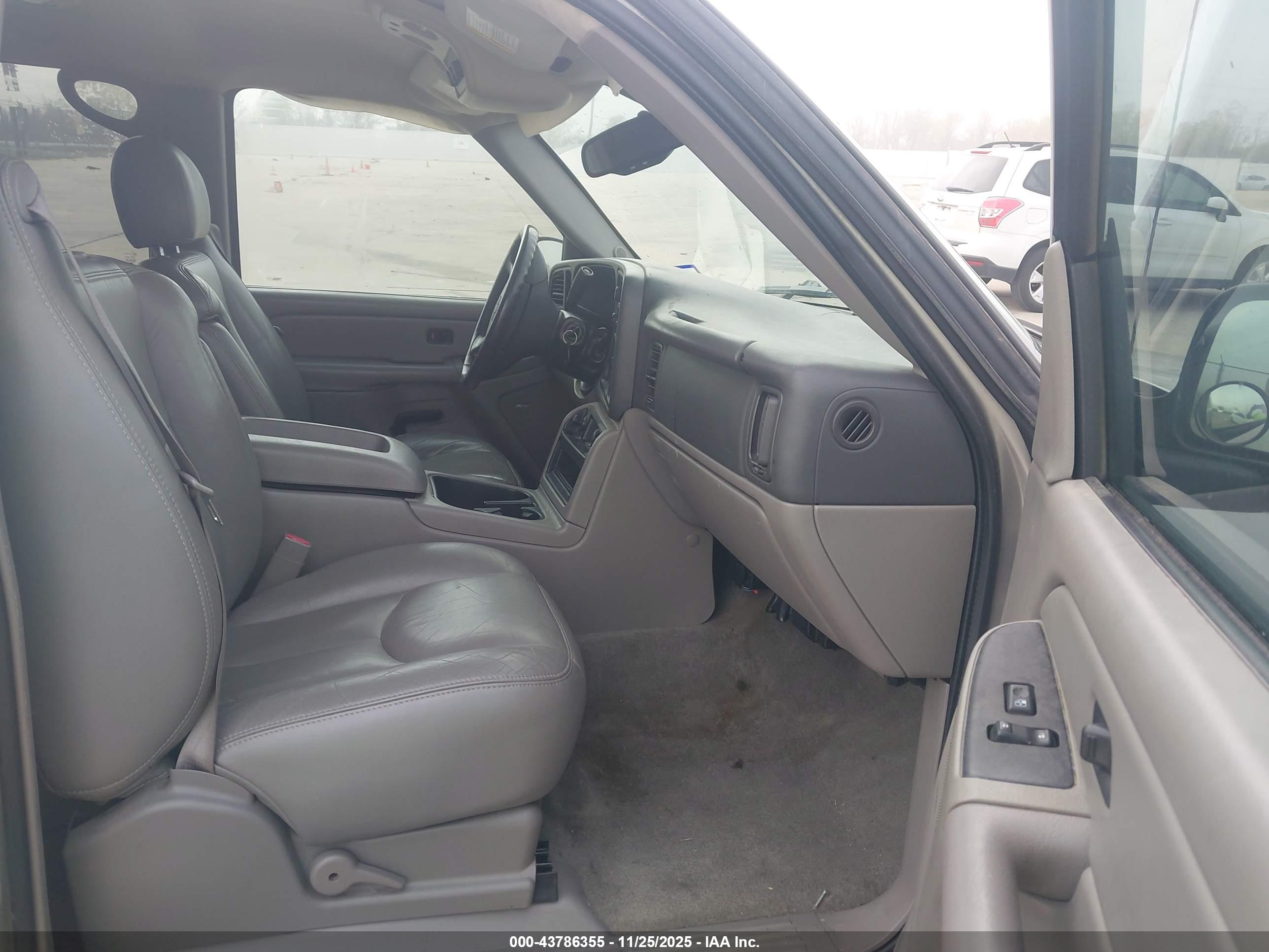 CHEVROLET TAHOE image 5