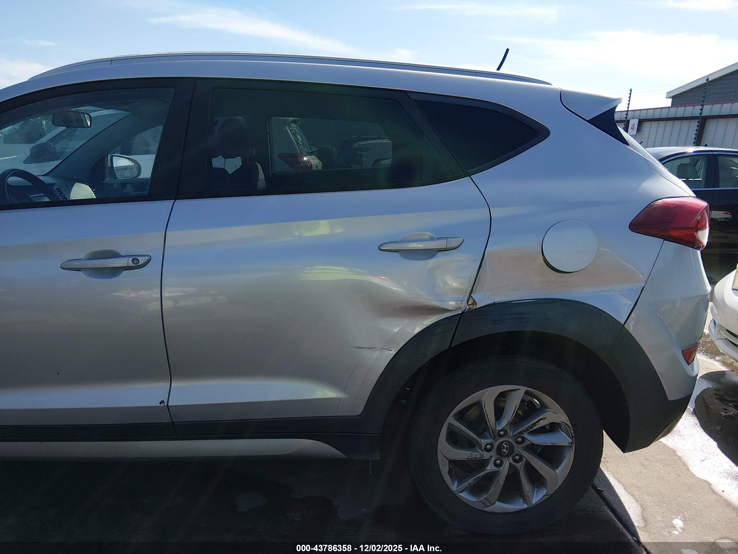 HYUNDAI TUCSON image 6