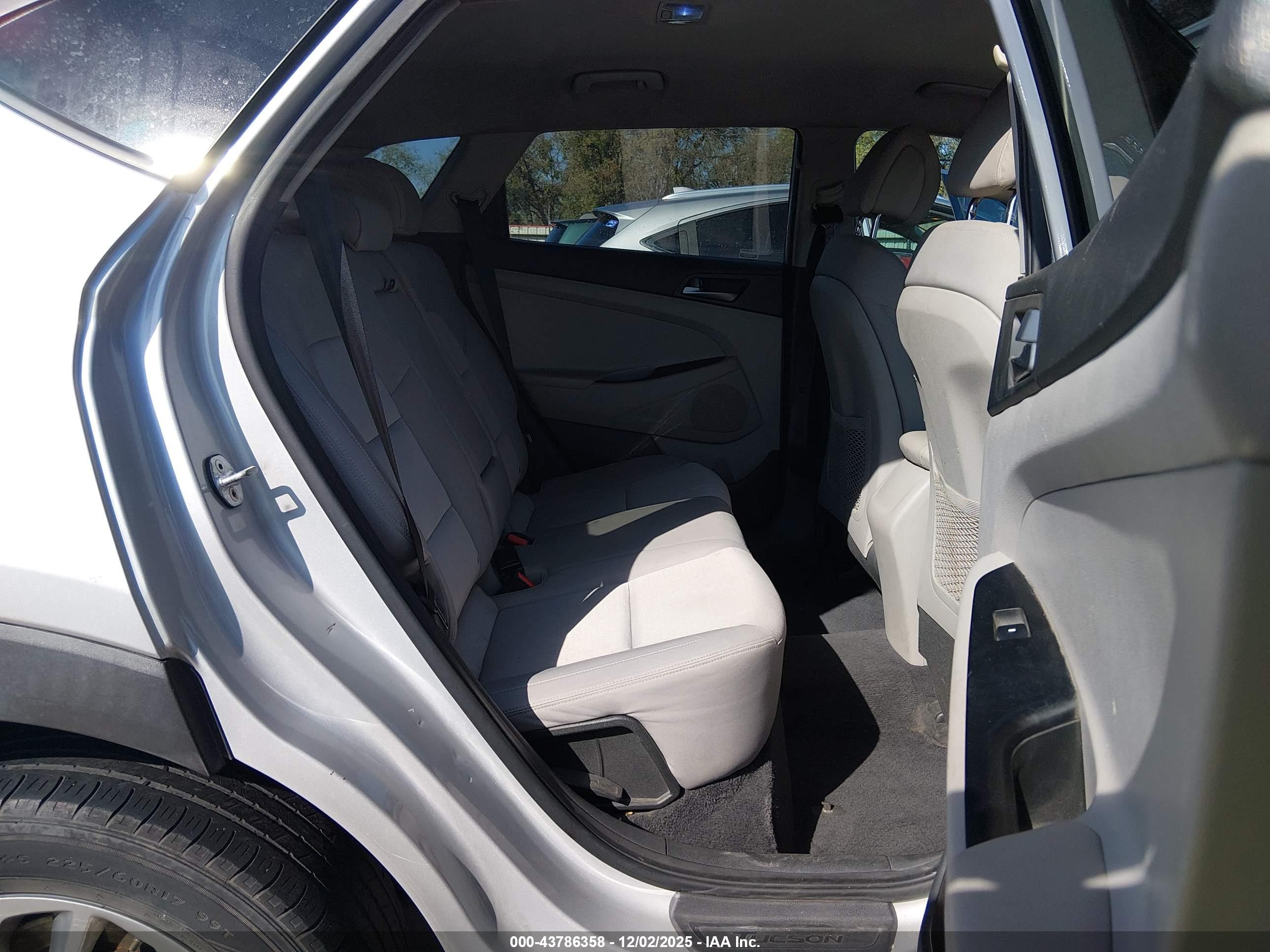 HYUNDAI TUCSON image 8