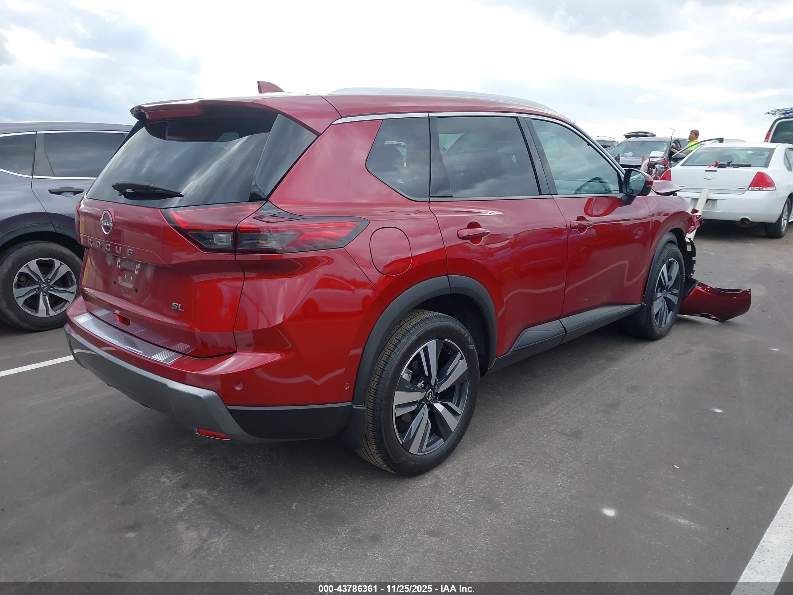 NISSAN ROGUE image 4