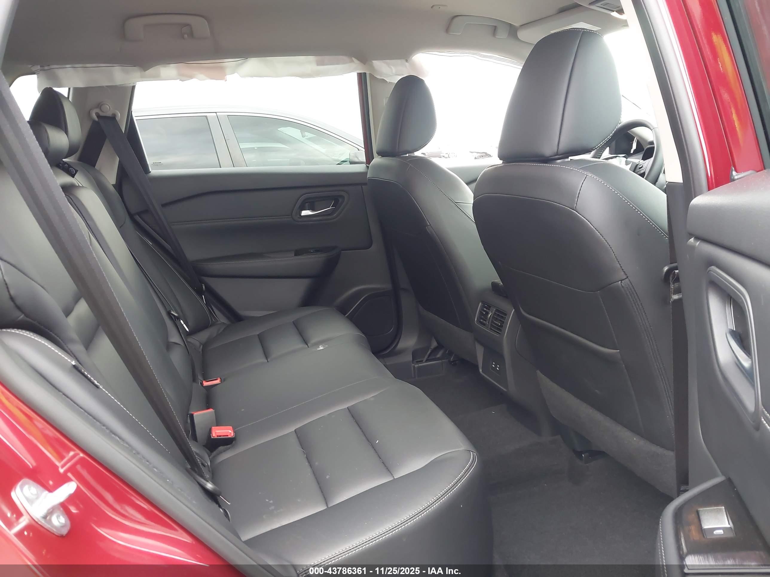 NISSAN ROGUE image 8