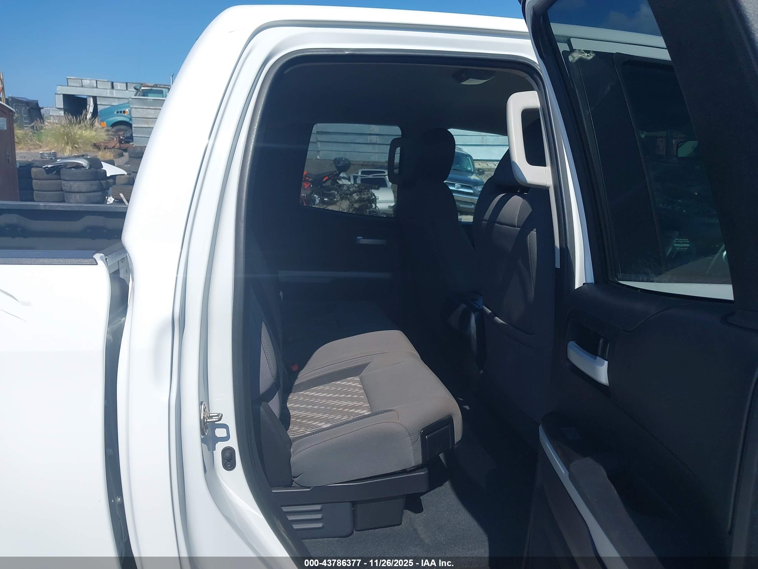 TOYOTA TUNDRA image 8