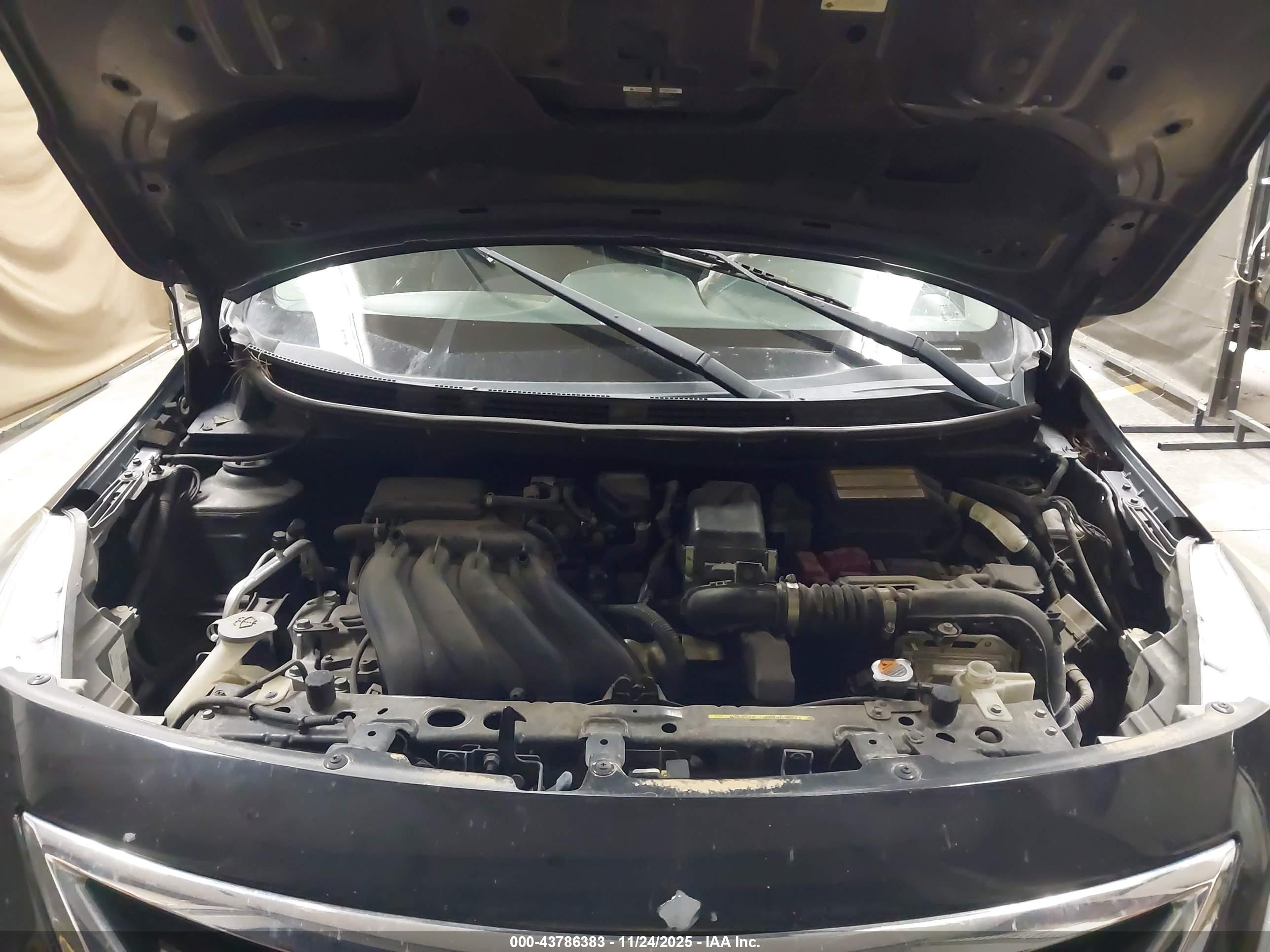 NISSAN VERSA image 10