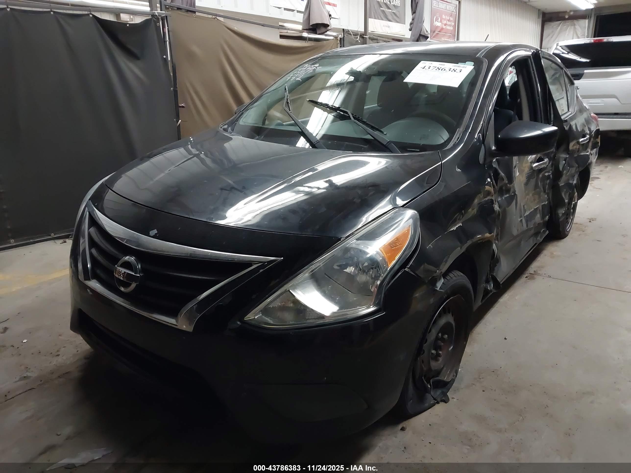 NISSAN VERSA image 2