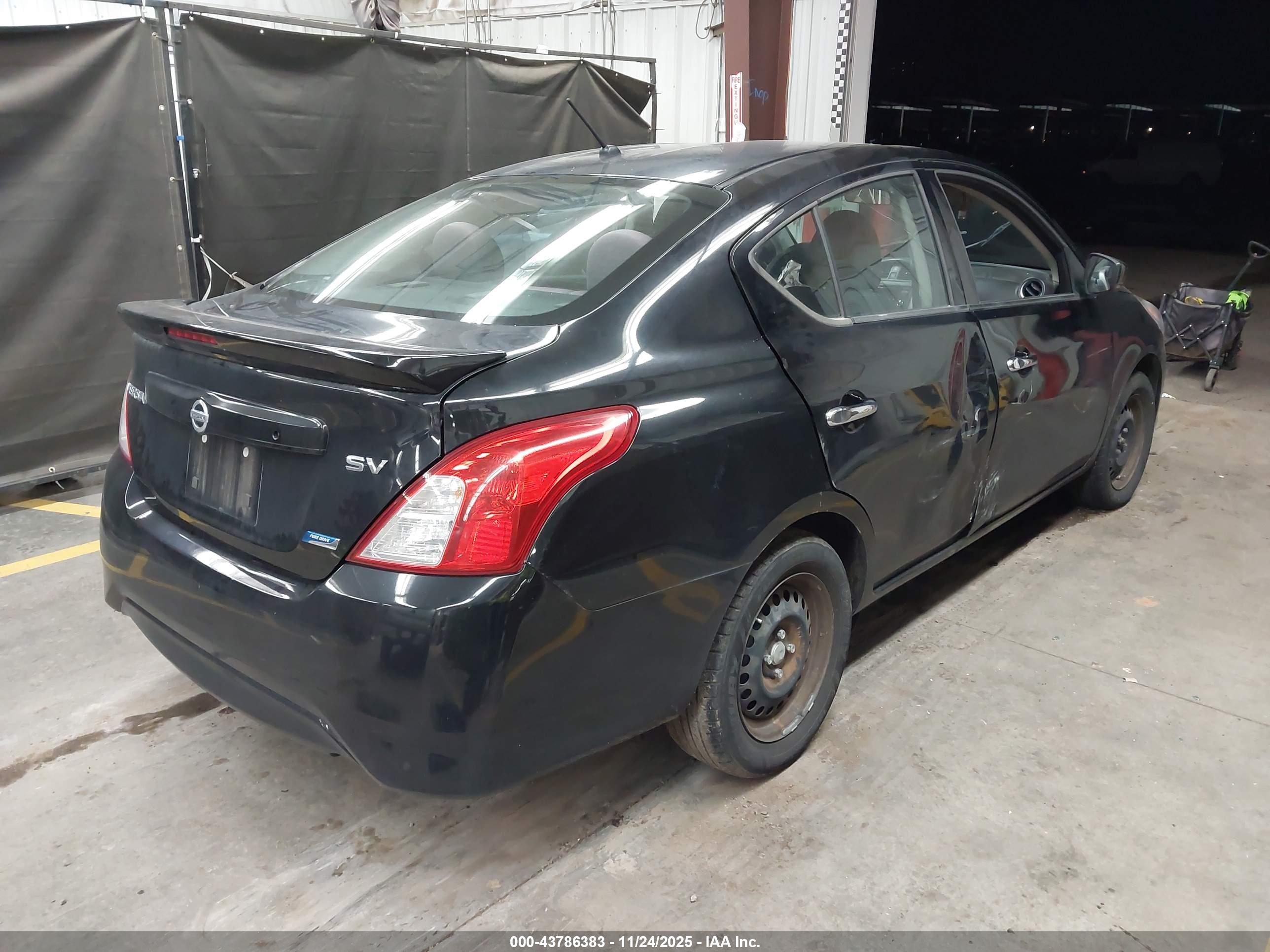 NISSAN VERSA image 4