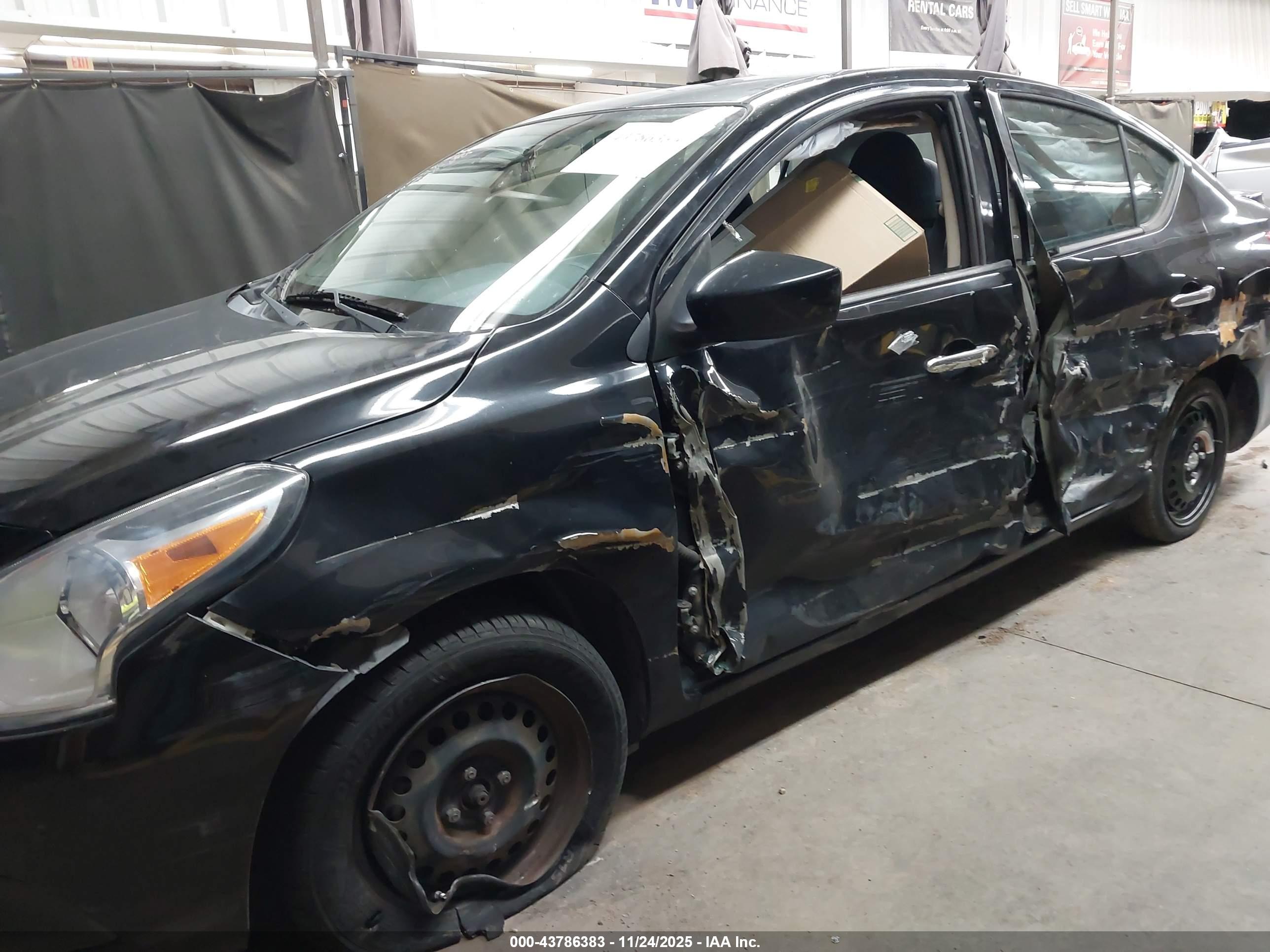 NISSAN VERSA image 6