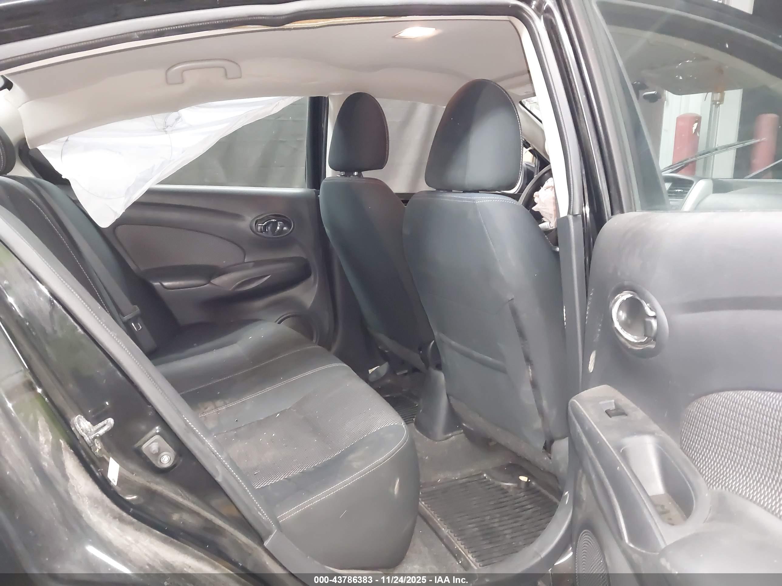 NISSAN VERSA image 8