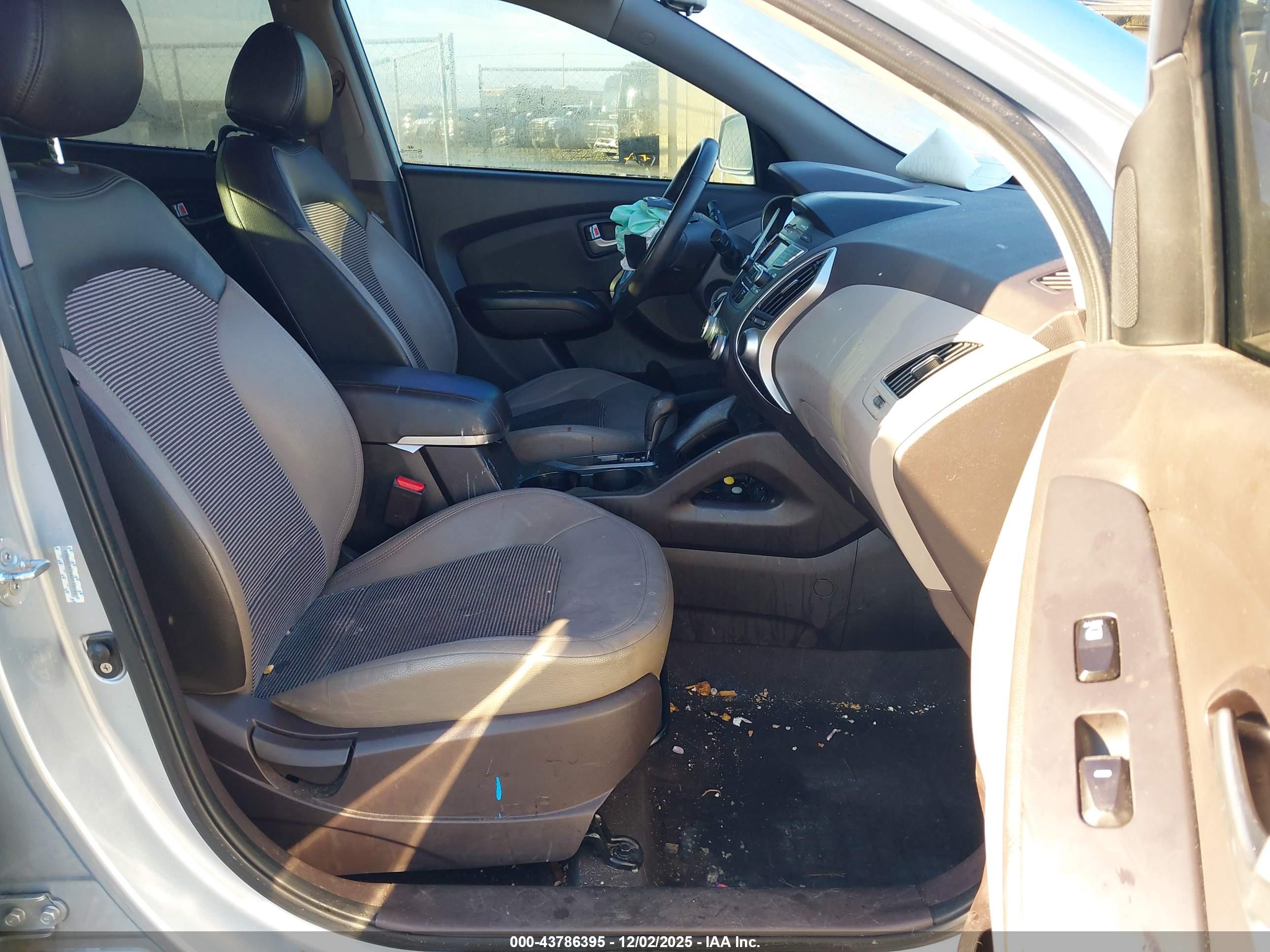 HYUNDAI TUCSON image 5
