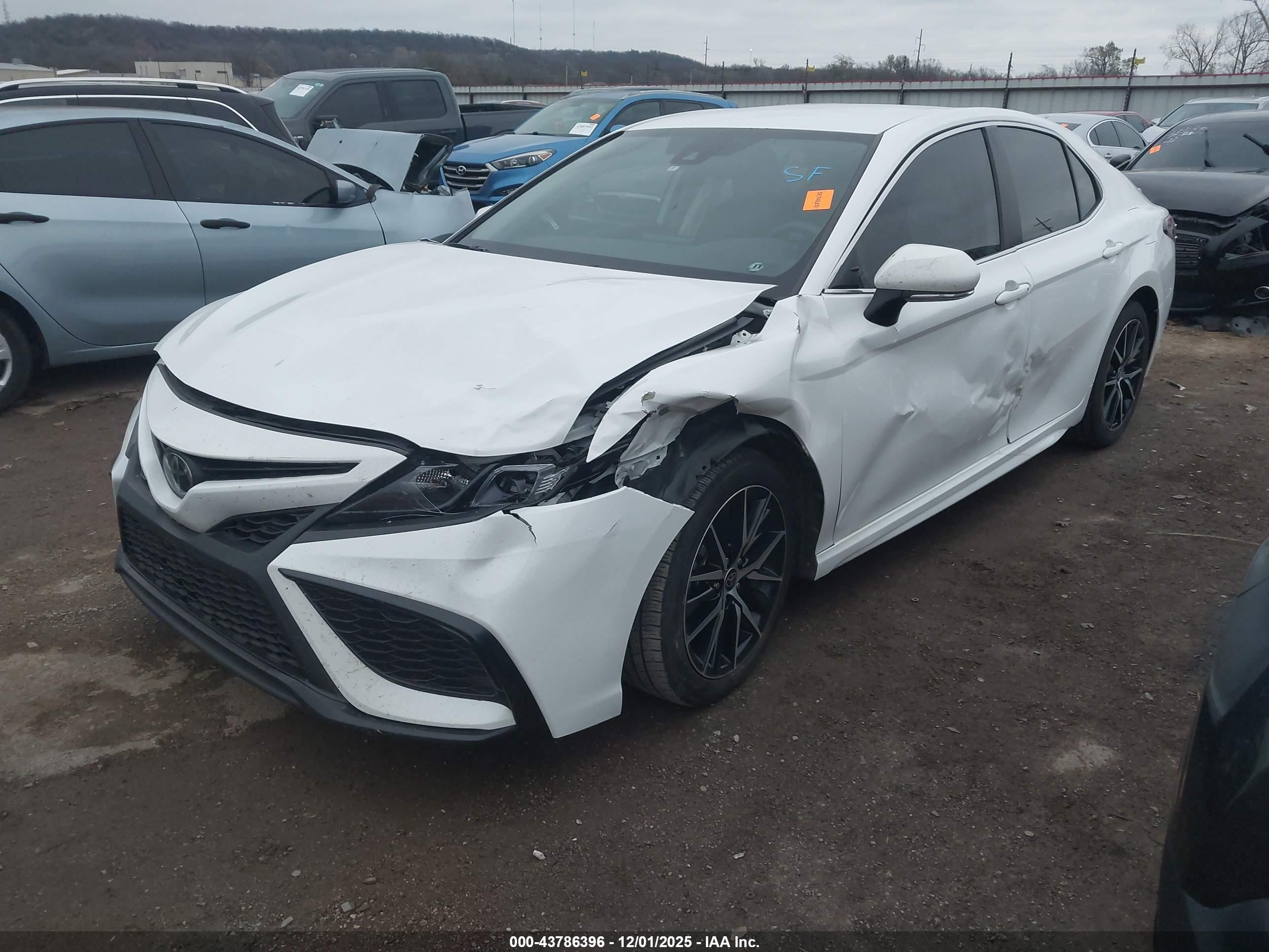TOYOTA CAMRY image 2