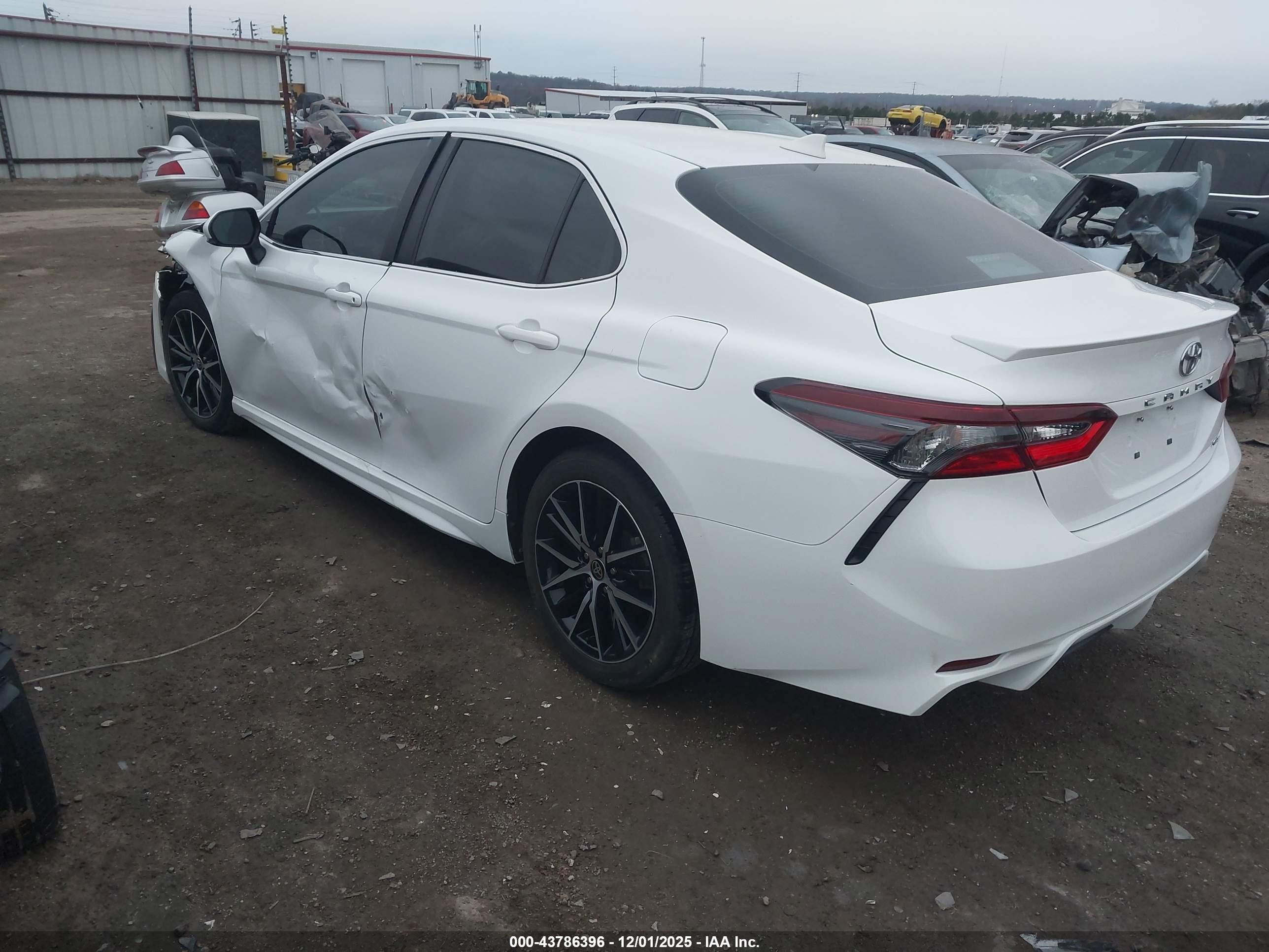 TOYOTA CAMRY image 3
