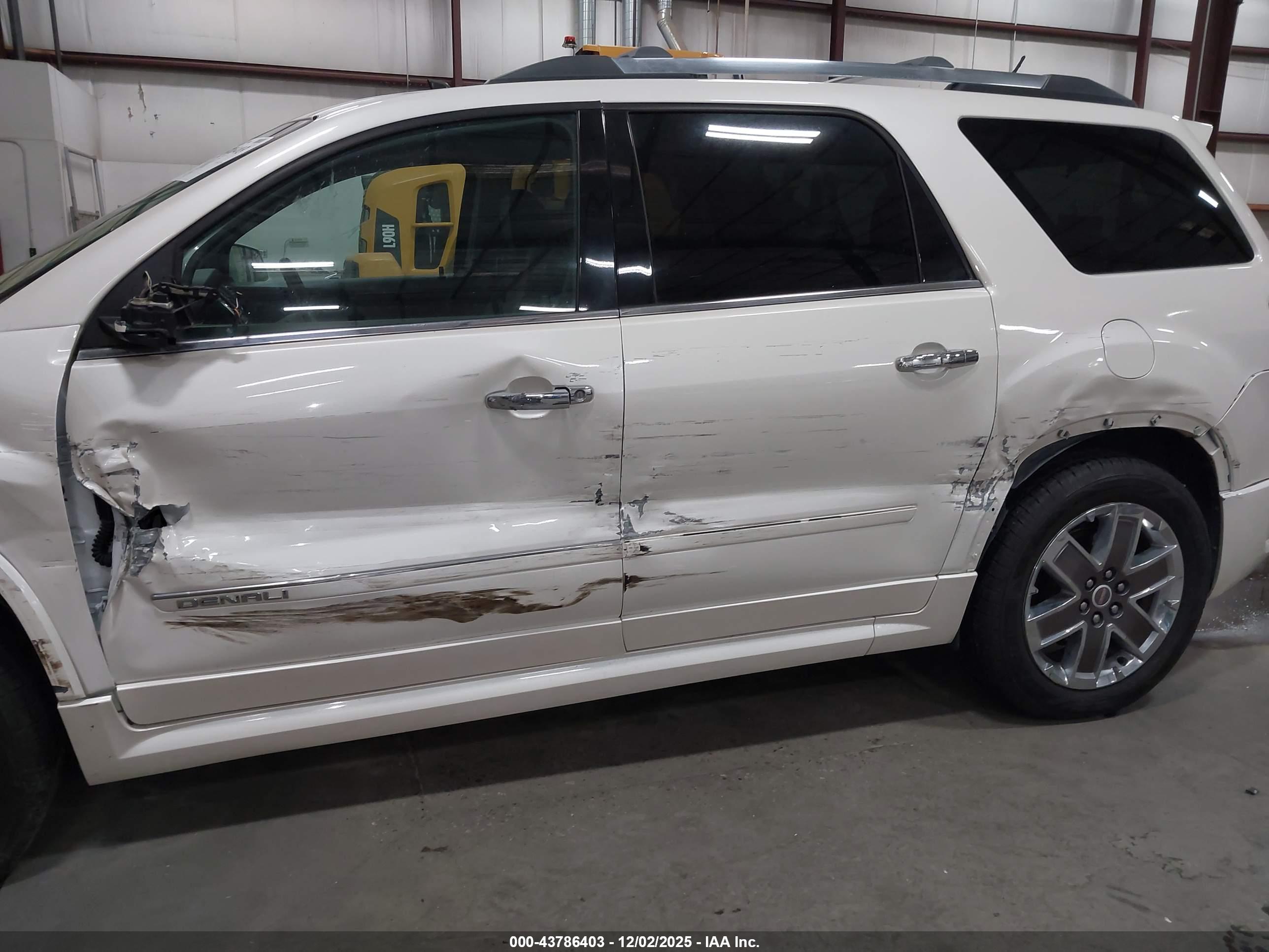 GMC ACADIA image 6