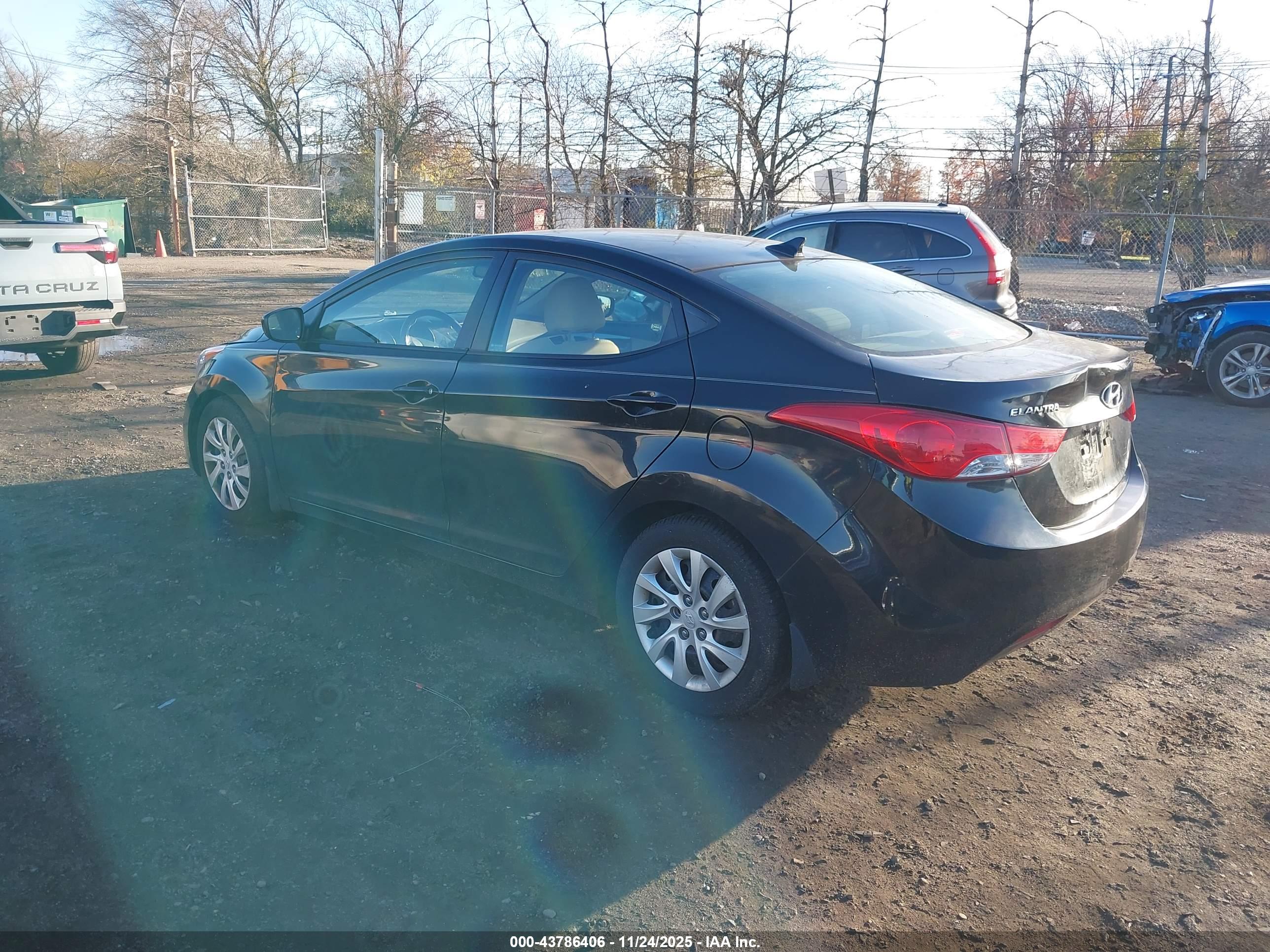 HYUNDAI ELANTRA image 3