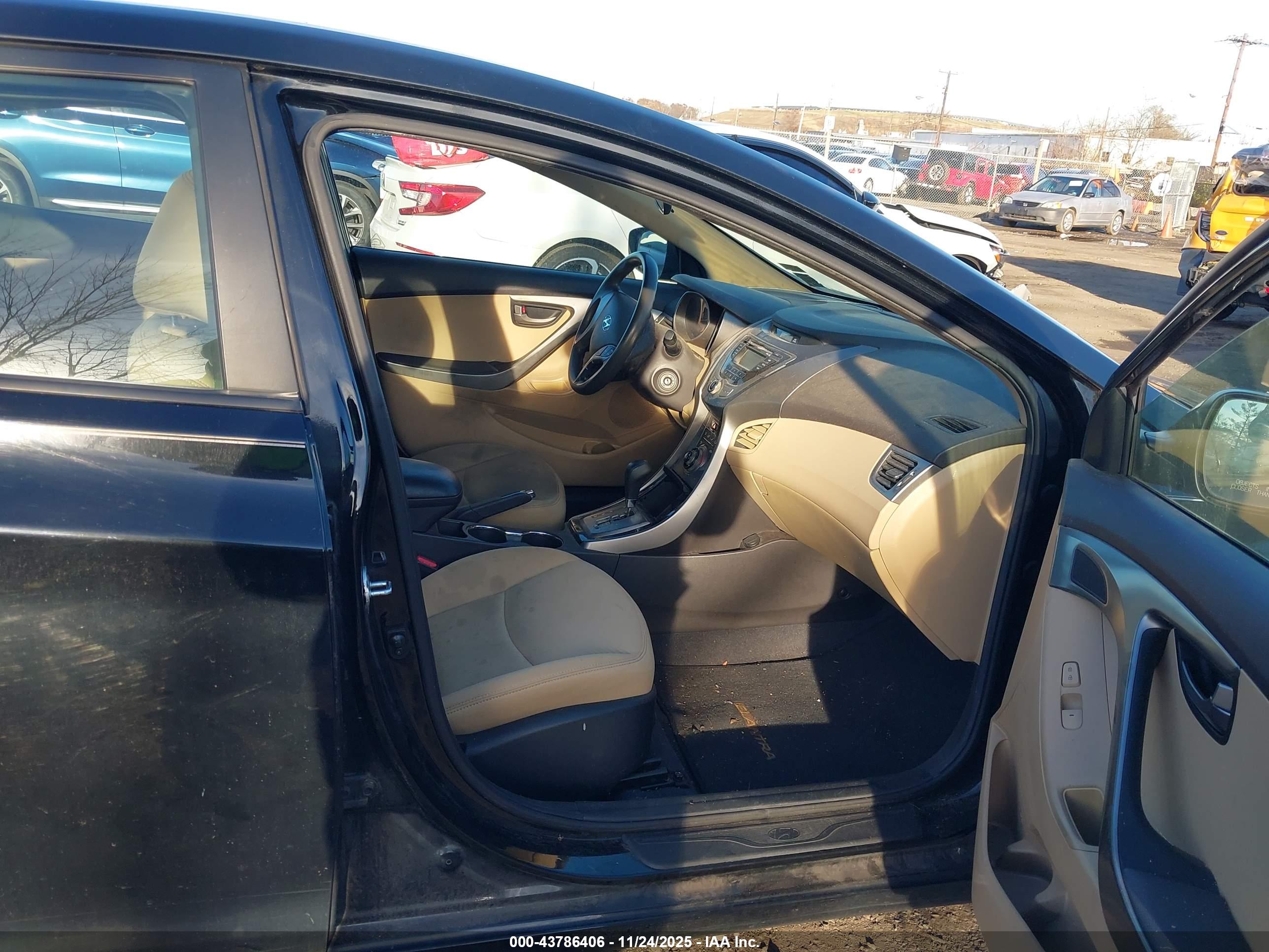 HYUNDAI ELANTRA image 5
